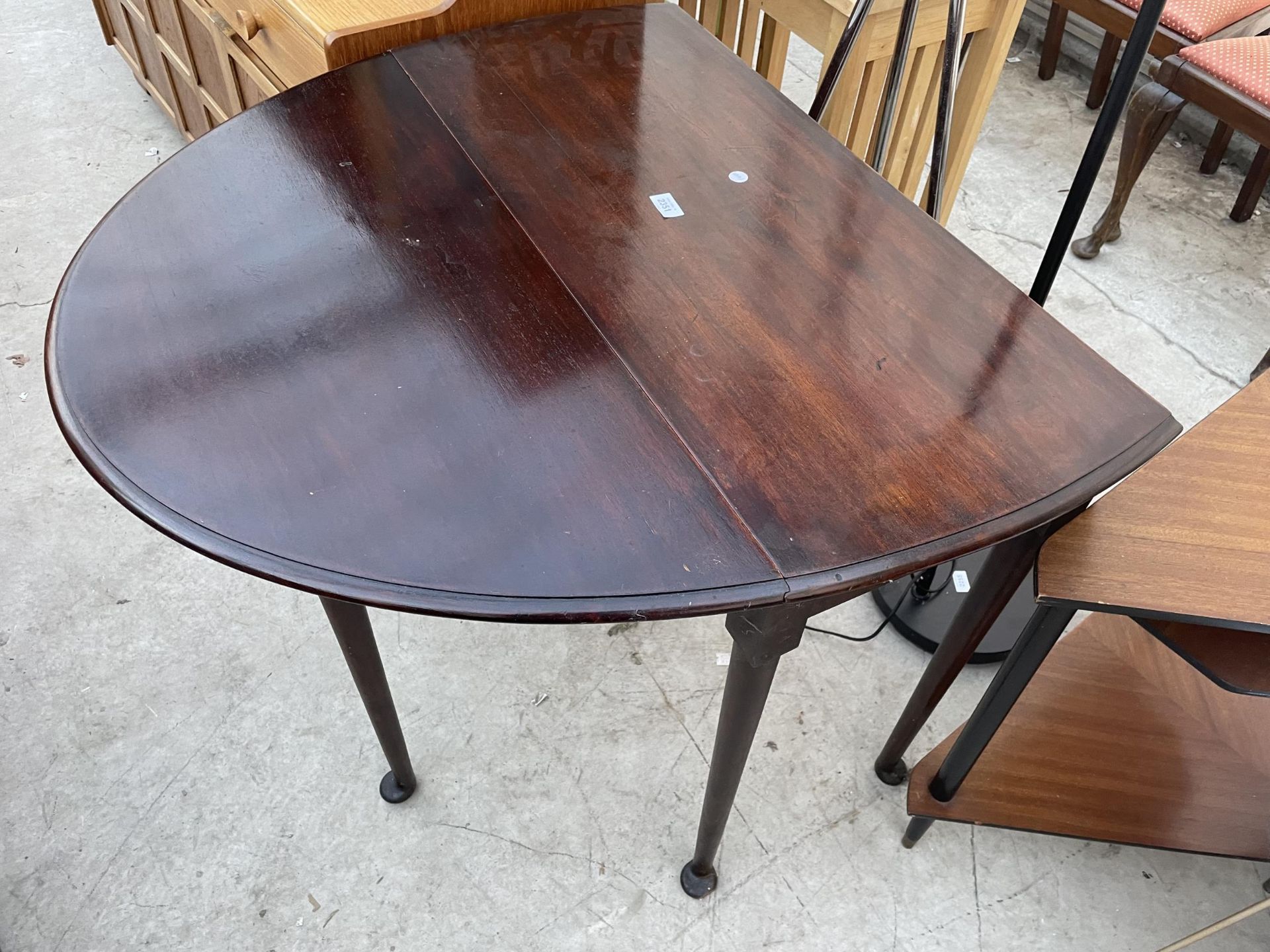 A 19TH CENTURY OVAL DROP-LEAF DINING TABLE ON TAPERING LEGS, WITH PAD FEET, 47X35" - Image 3 of 3