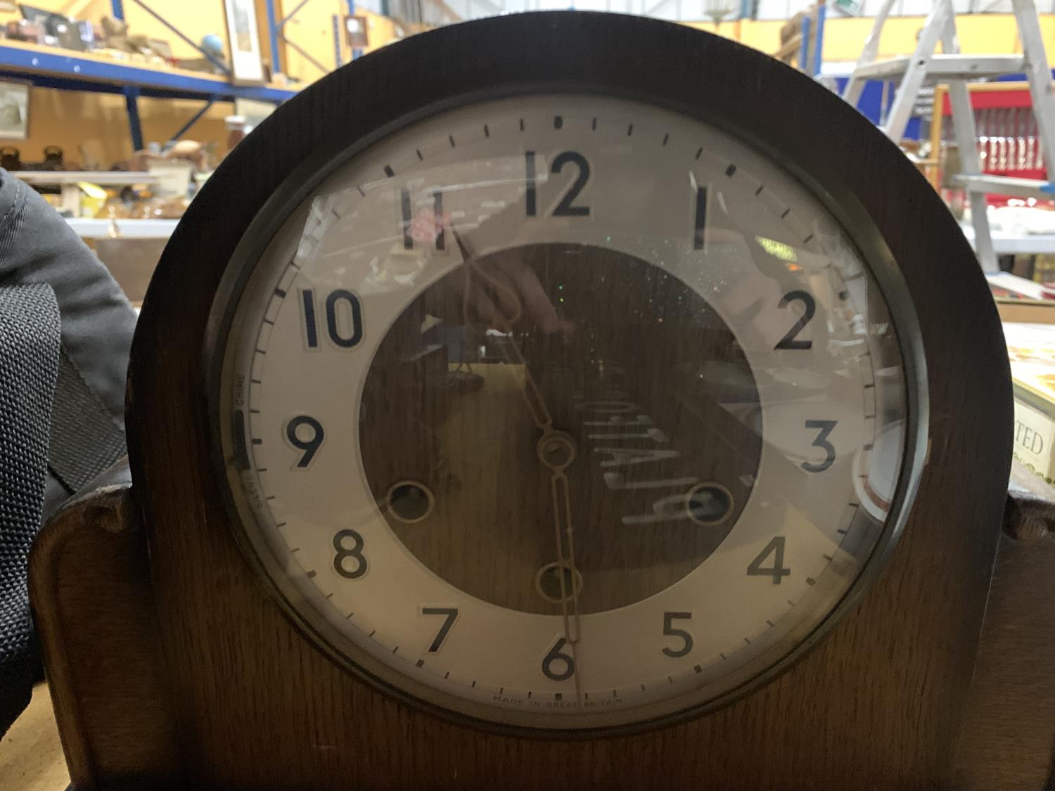 AN ANTIQUE WESTMINSTER CHIME MANTLE CLOCK WITH KEY AND PENDULUM - Image 2 of 3