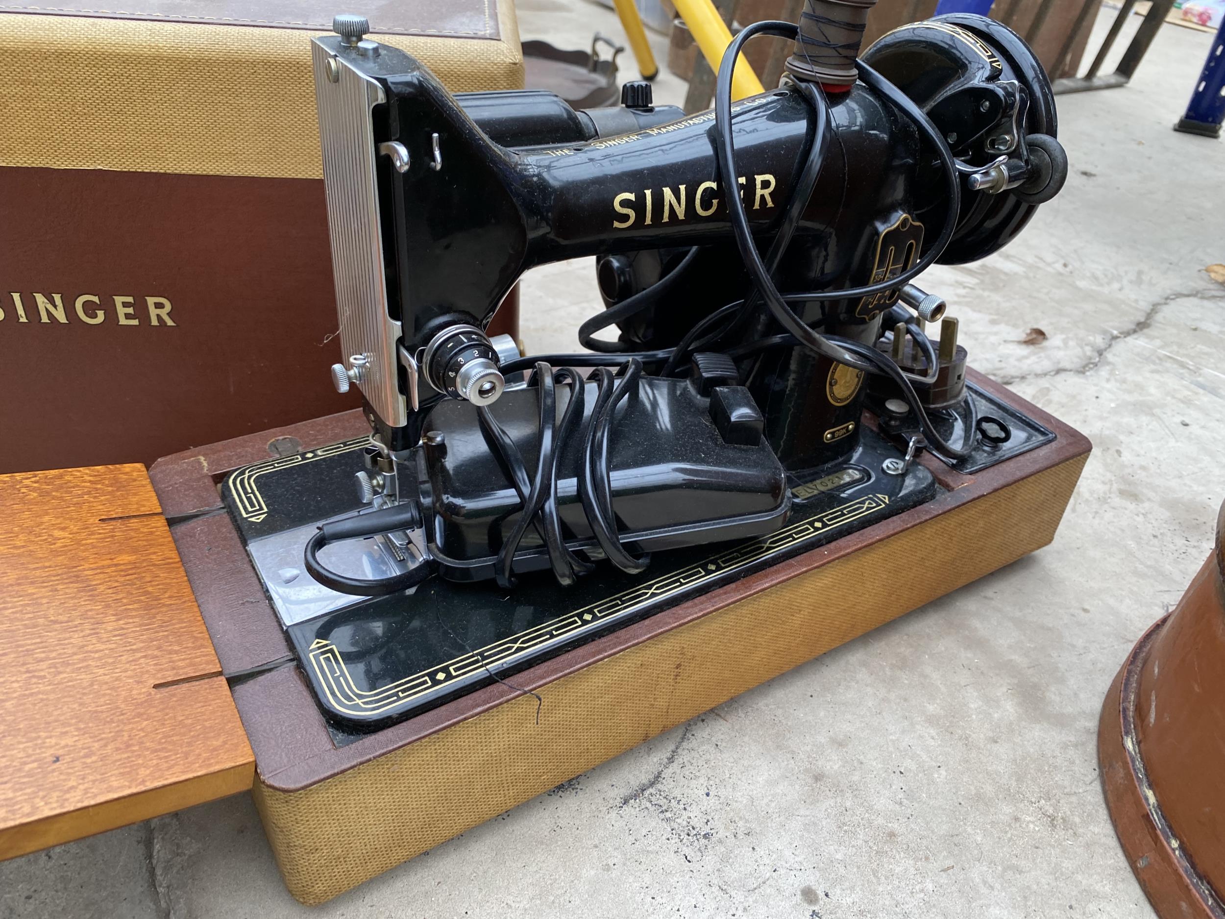 AN ELECTRIC SINGER SEWING MACHINE WITH FOOT PEDAL AND CARRY CASE - Image 2 of 6