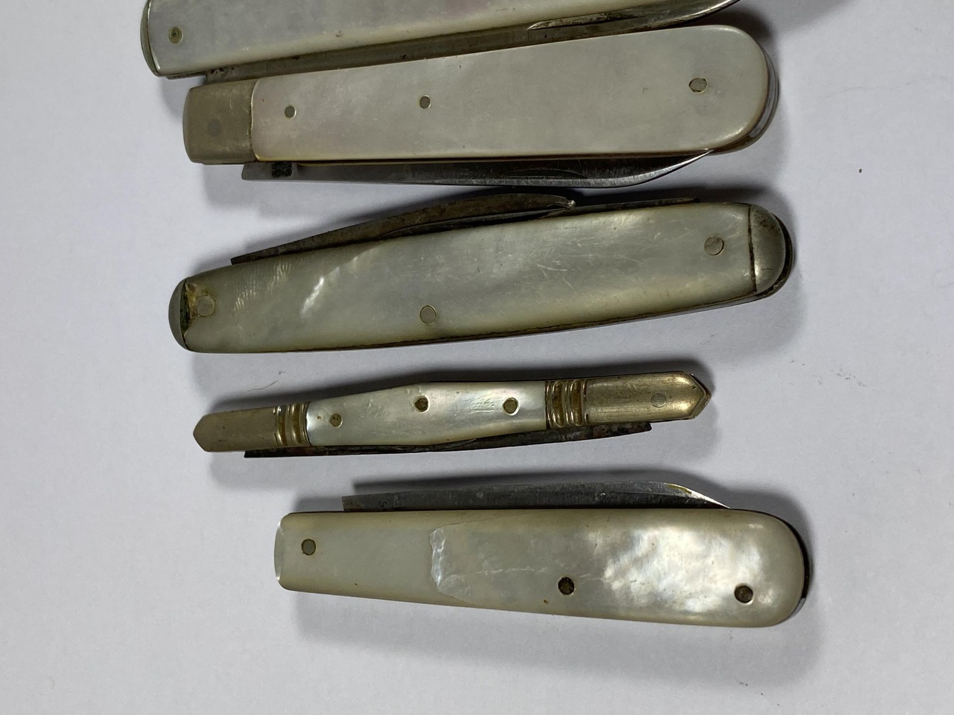 A SET OF TEN VINTAGE MOTHER OF PEARL FRUIT KNIVES - Image 2 of 5