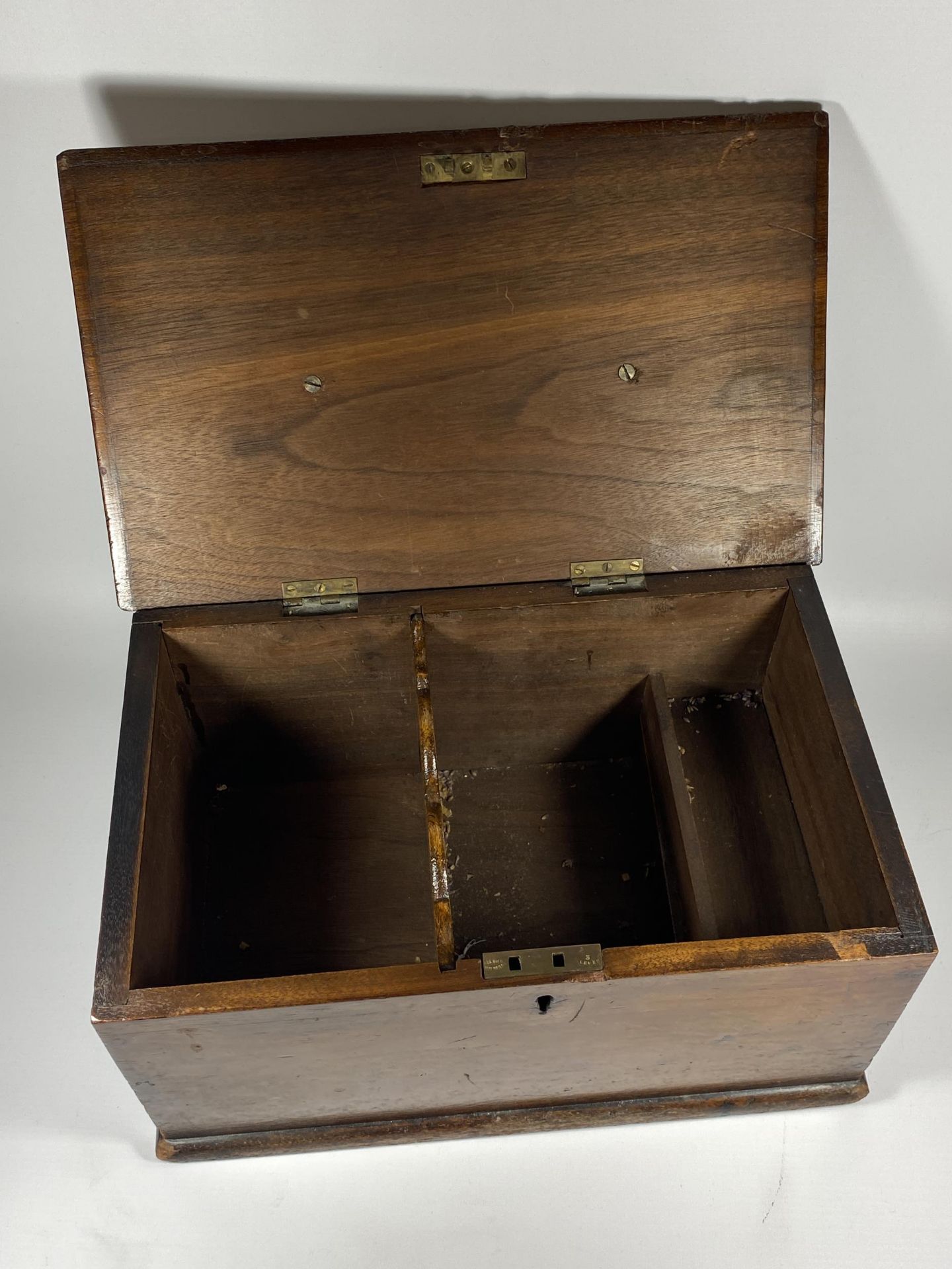AN EARLY 20TH CENTURY OAK WOODEN STORAGE BOX - Image 3 of 4