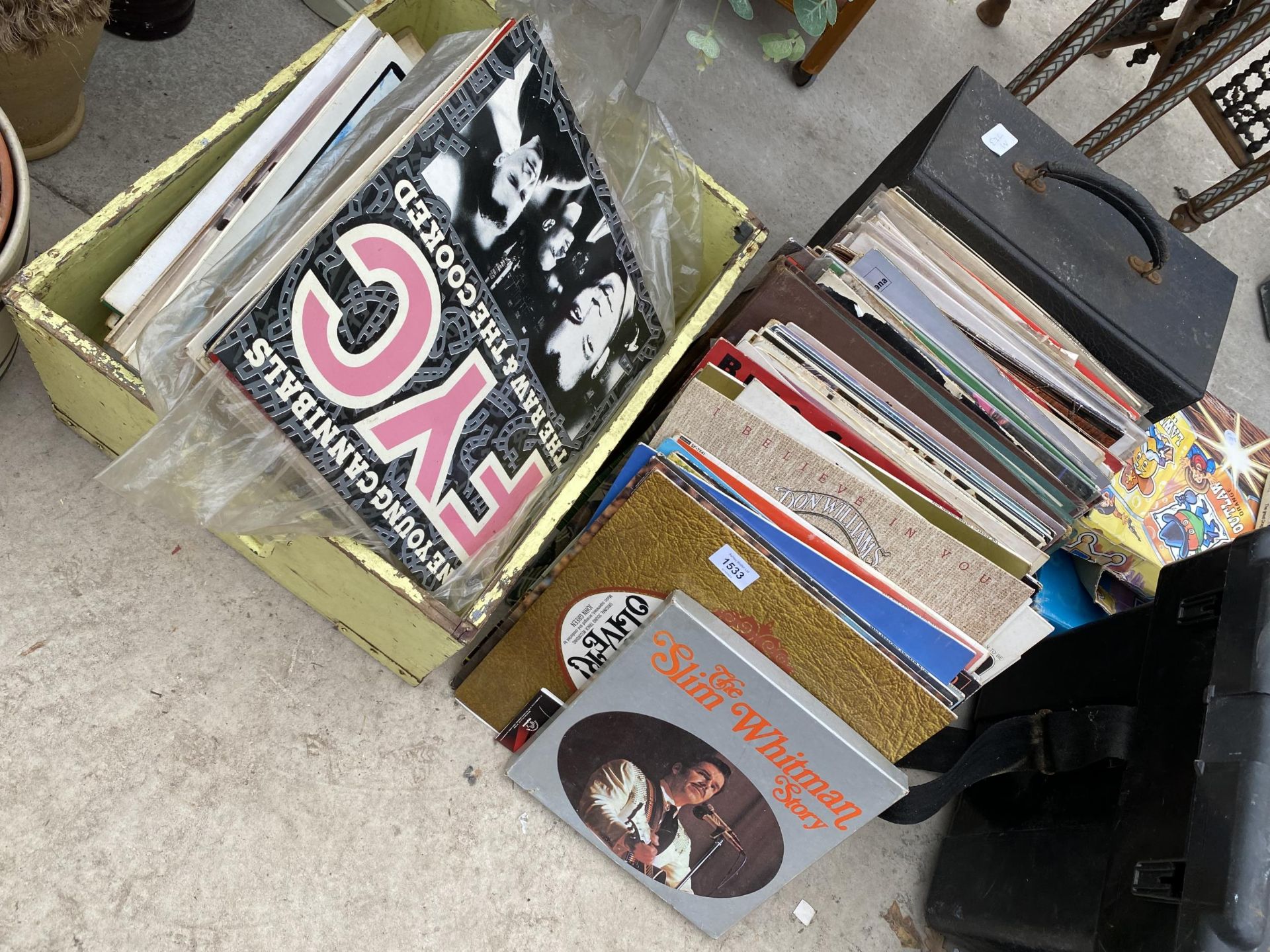 A LARGE ASSORTMENT OF VINTAGE LP RECORDS