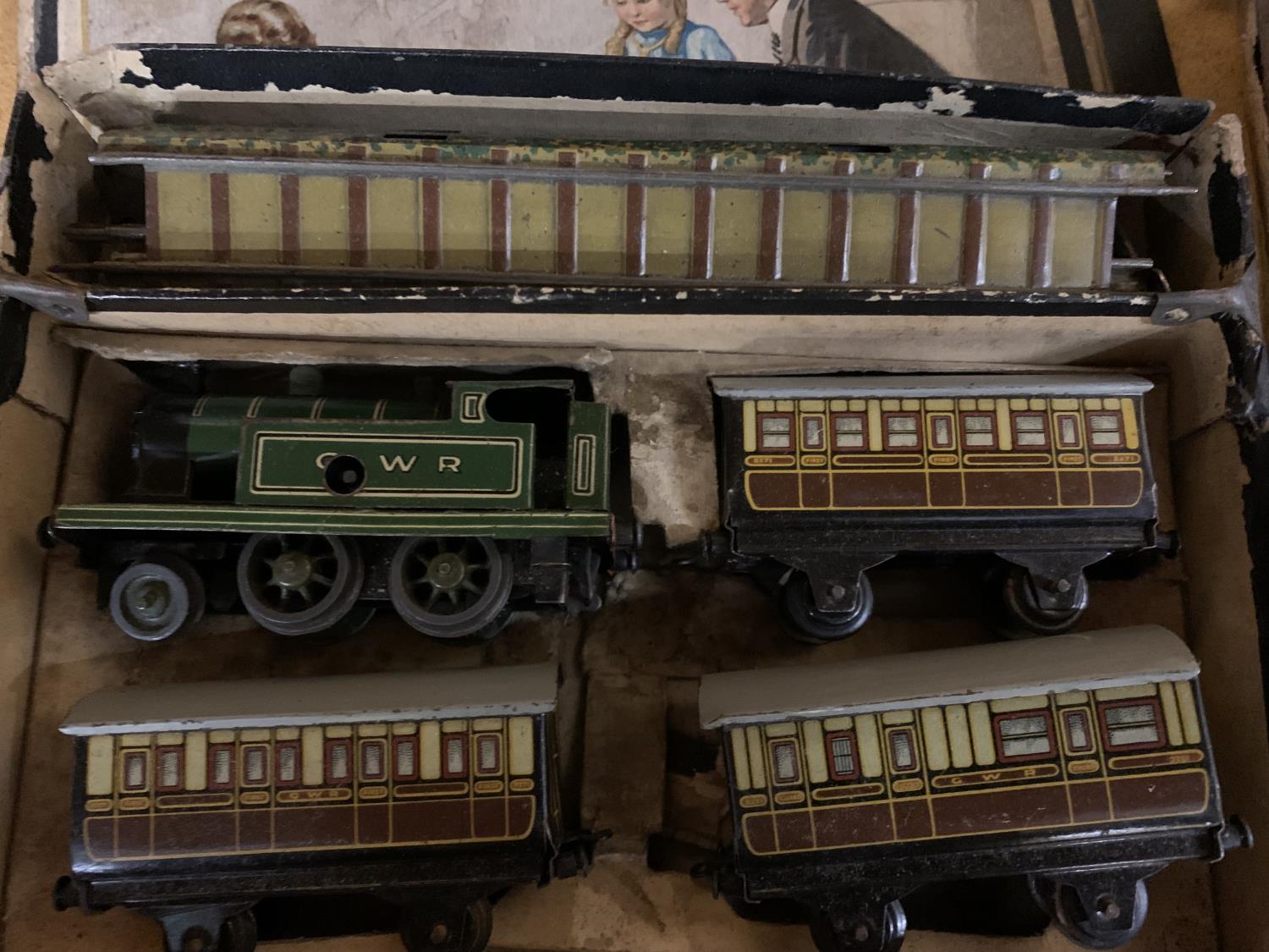 A VINTAGE BING BOXED TABLE TOP CLOCKWORK RAILWAY SET WITH LOCOMOTIVE AND TENDER - Image 2 of 2