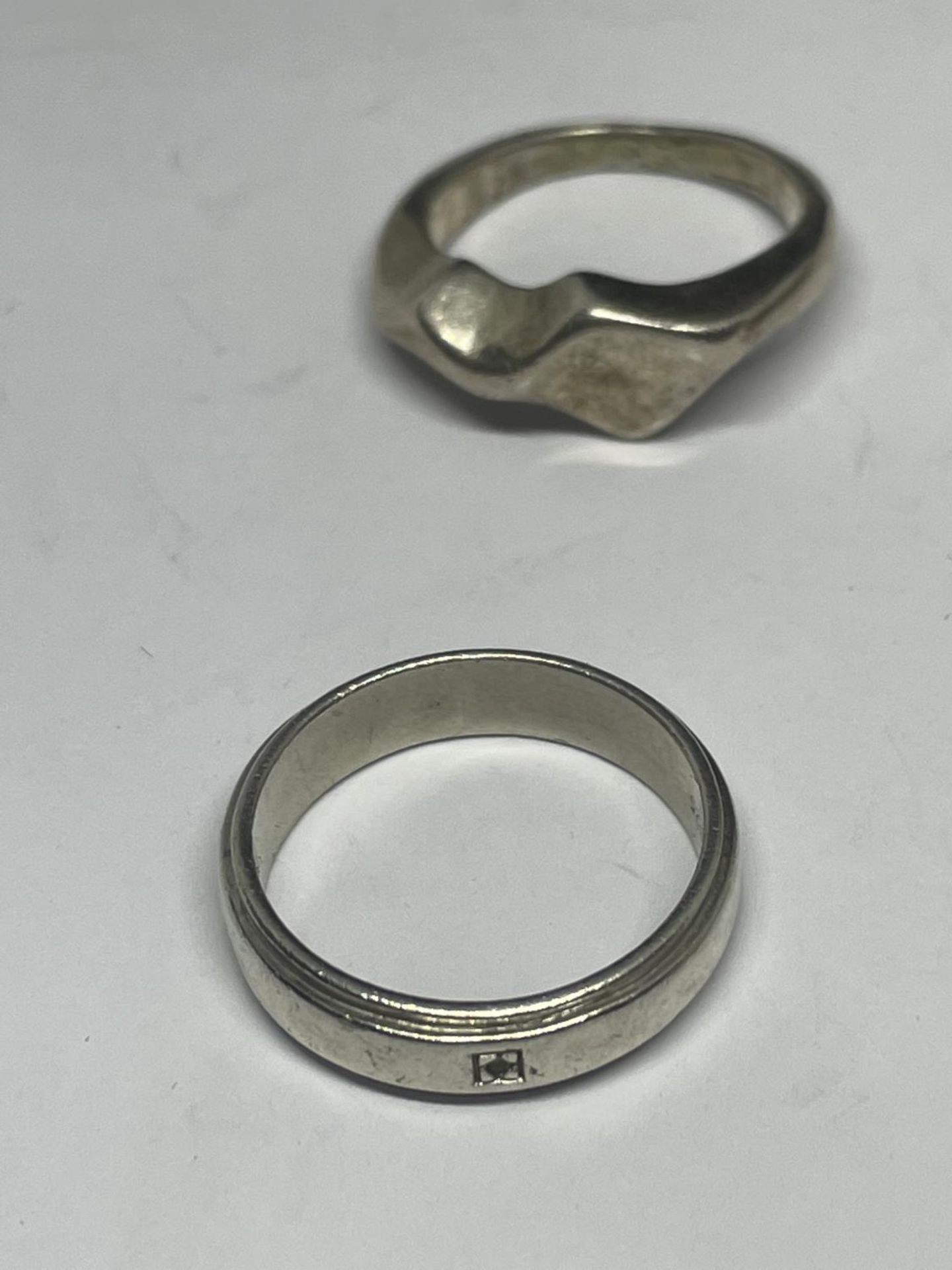 FOUR SILVER RINGS - Image 2 of 3