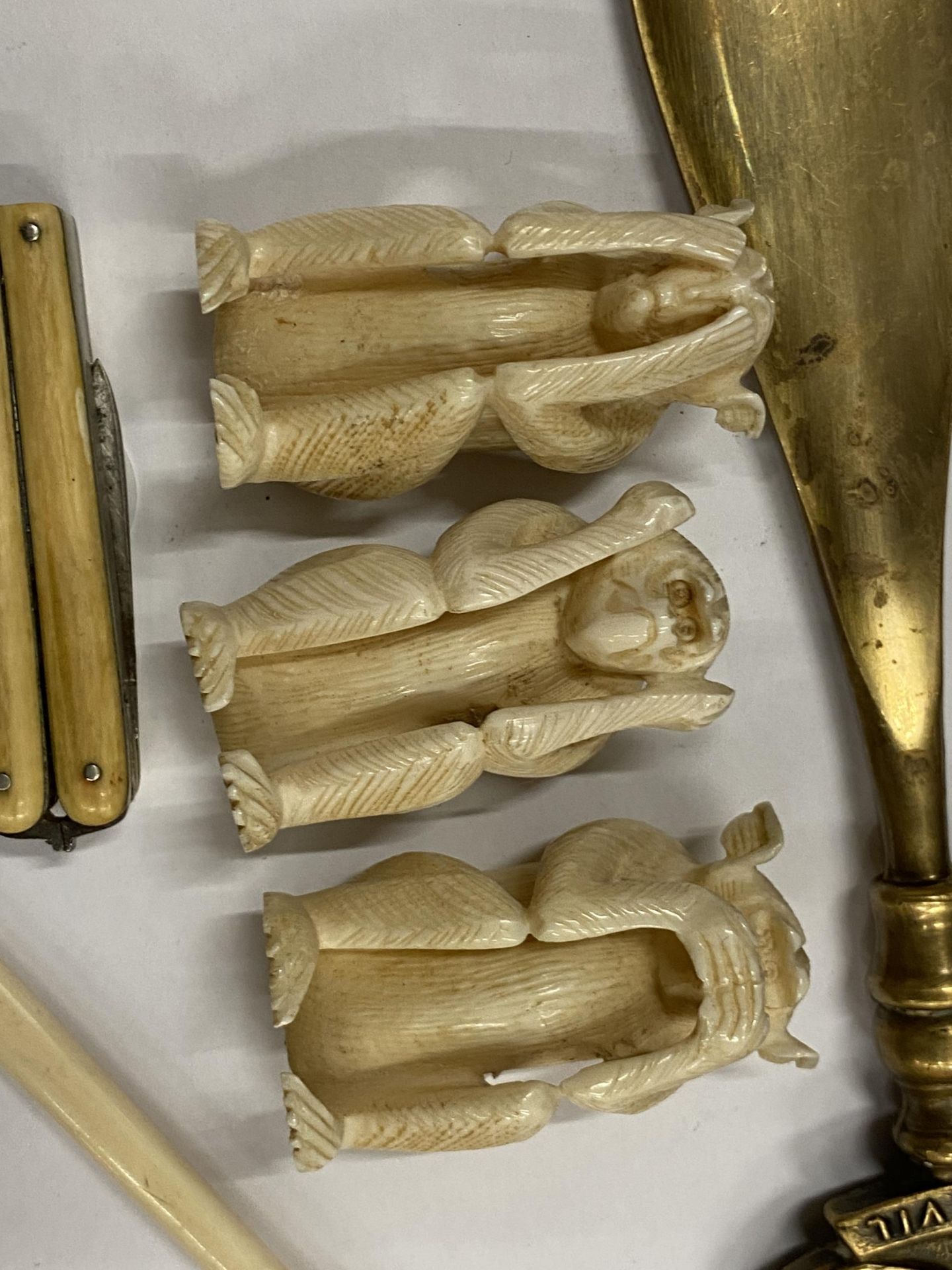 A SET OF THREE BONE SEE NO, HEAR NO, SPEAK NO EVIL MONKEYS, BONE PENKNIFE, HAMMER AND BRASS SHOW - Image 2 of 3