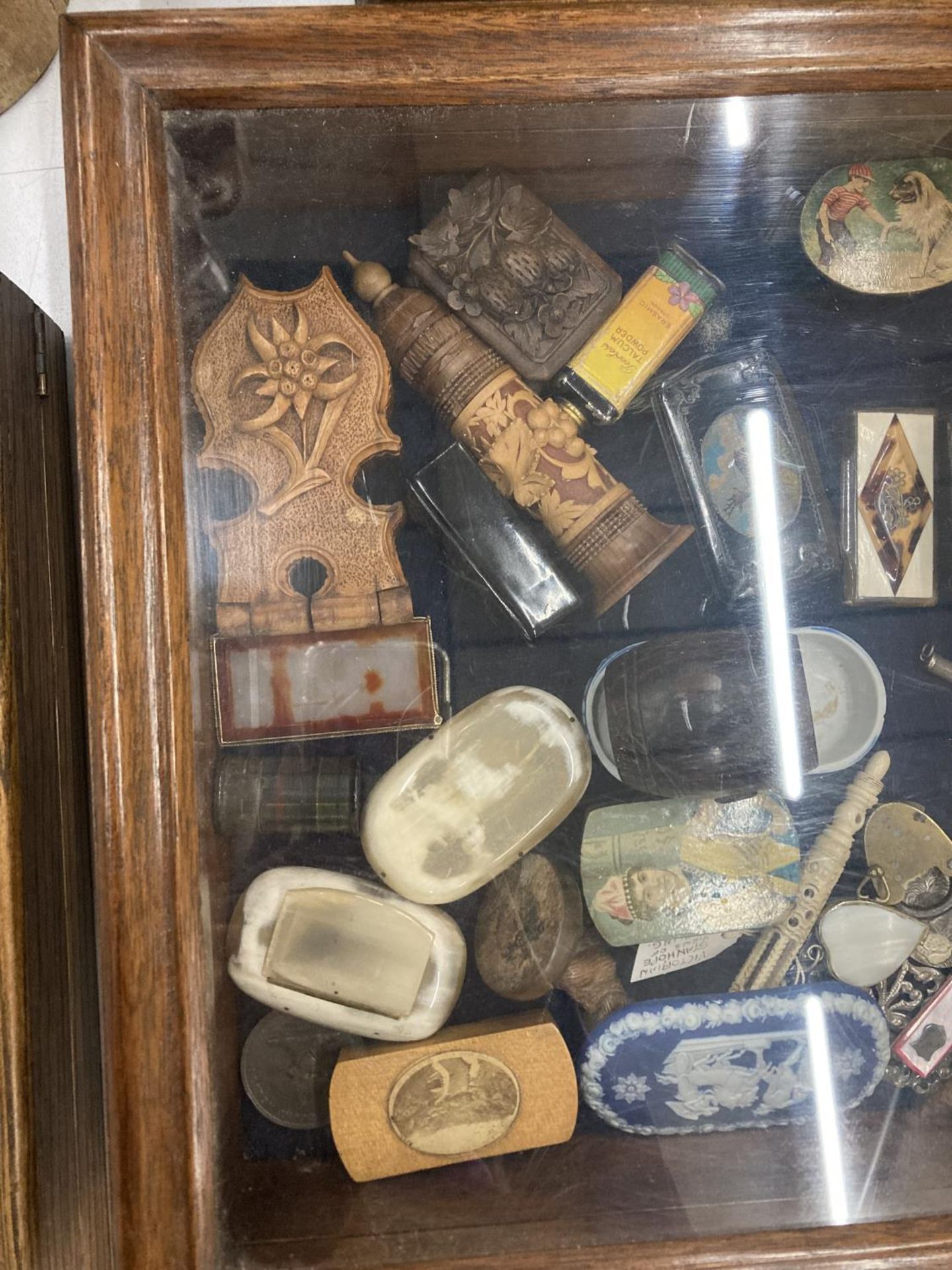 A DISPLAY CASE CONTAINING A QUANTITY OF COLLECTABLE ITEMS TO INCLUDE MAUCHLINE WARE, 1900 SILVER - Image 2 of 4