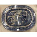 A LARGE VINTAGE BLUE AND WHITE PLATTER DECORATED IN AN ORIENTAL STYLE DIAMETER 40CM