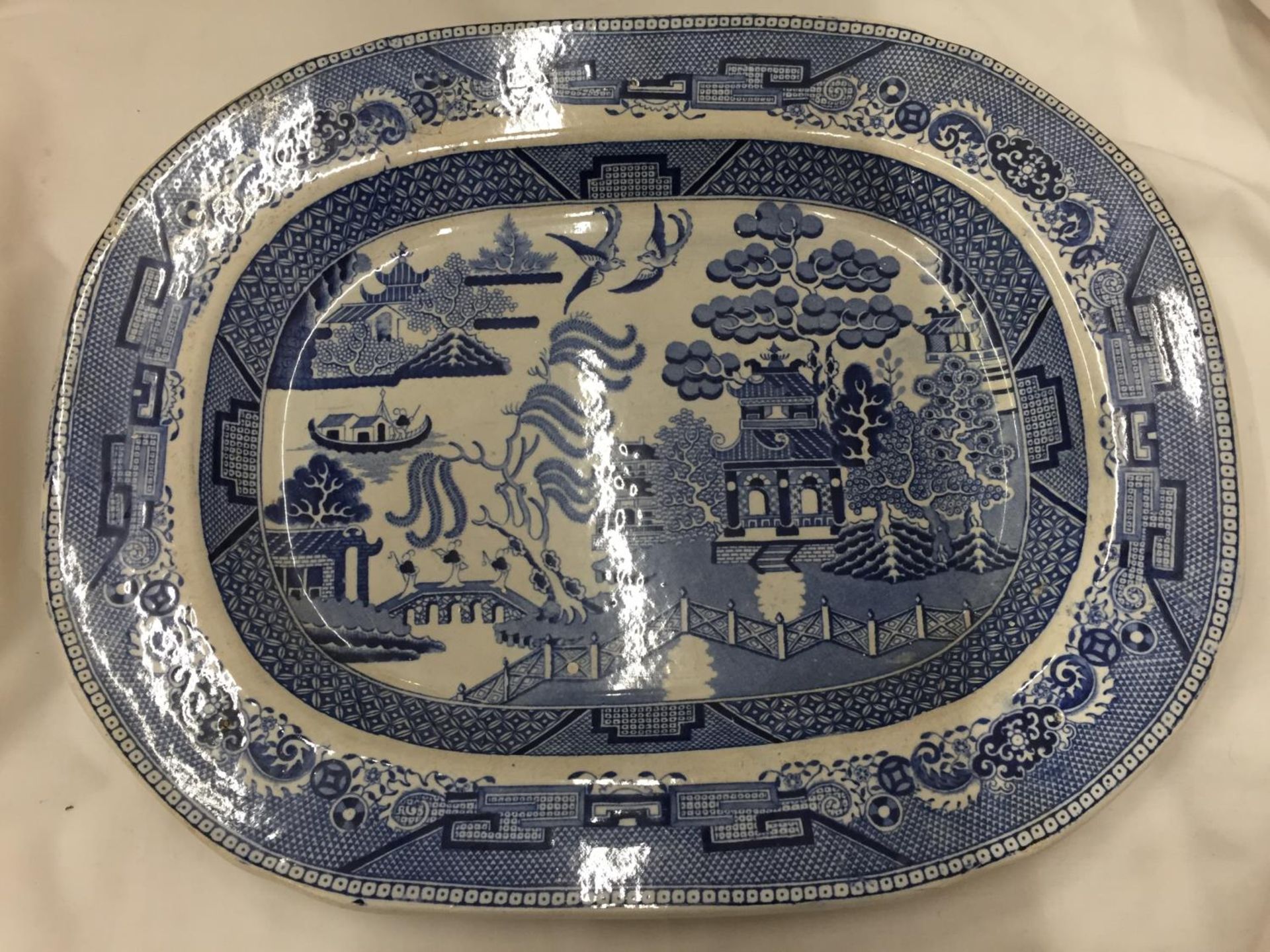 A LARGE VINTAGE BLUE AND WHITE PLATTER DECORATED IN AN ORIENTAL STYLE DIAMETER 40CM