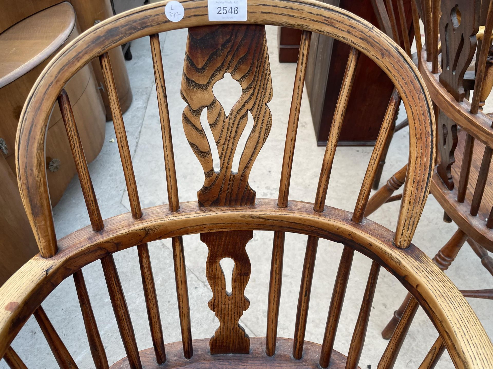 A 19TH CENTURY ELM WINDSOR ARMCHAIR WITH HIGH BACK - Image 2 of 4