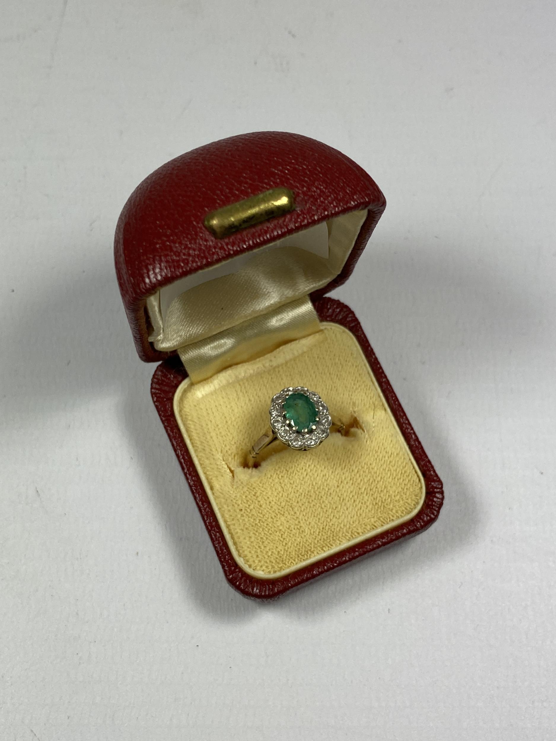 AN EMERALD AND DIAMOND CLUSTER RING WITH 9CT YELLOW GOLD SHANK, WEIGHT 2.31G