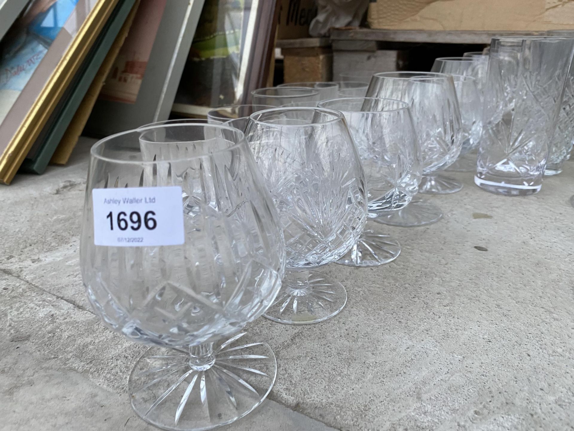 A LARGE ASSORTMENT OF MAINLY CRYSTAL GLASS WARE TO INCLUDE DECANTERS, WINE GLASSES AND CHAMPAGNE - Bild 5 aus 5