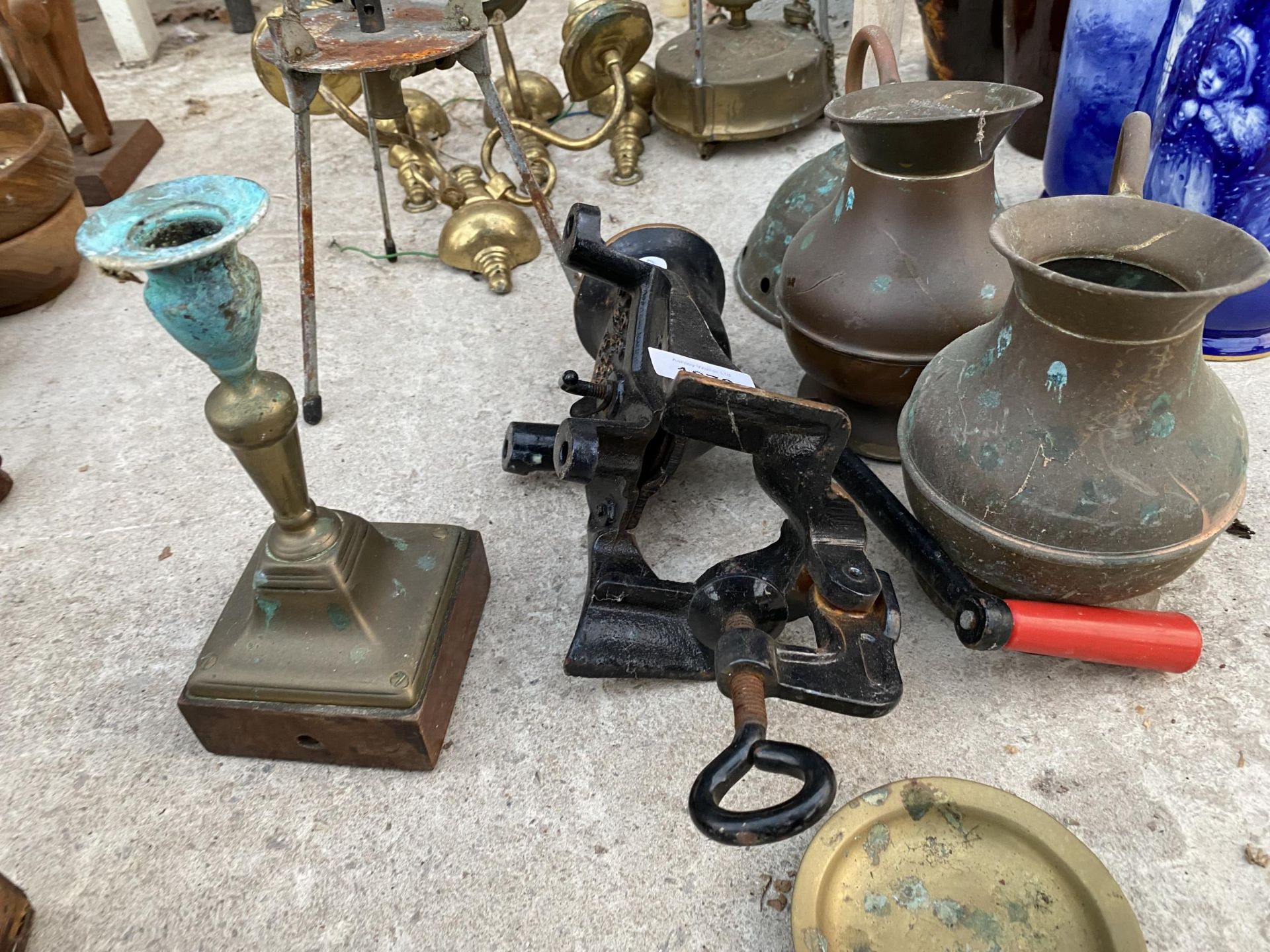 AN ASSORTMENT OF METALWARE ITEMS TO INCLUDE A COPPER POSSER, TWO COPPER JUGS AND A BEAN SLICER ETC - Image 4 of 4