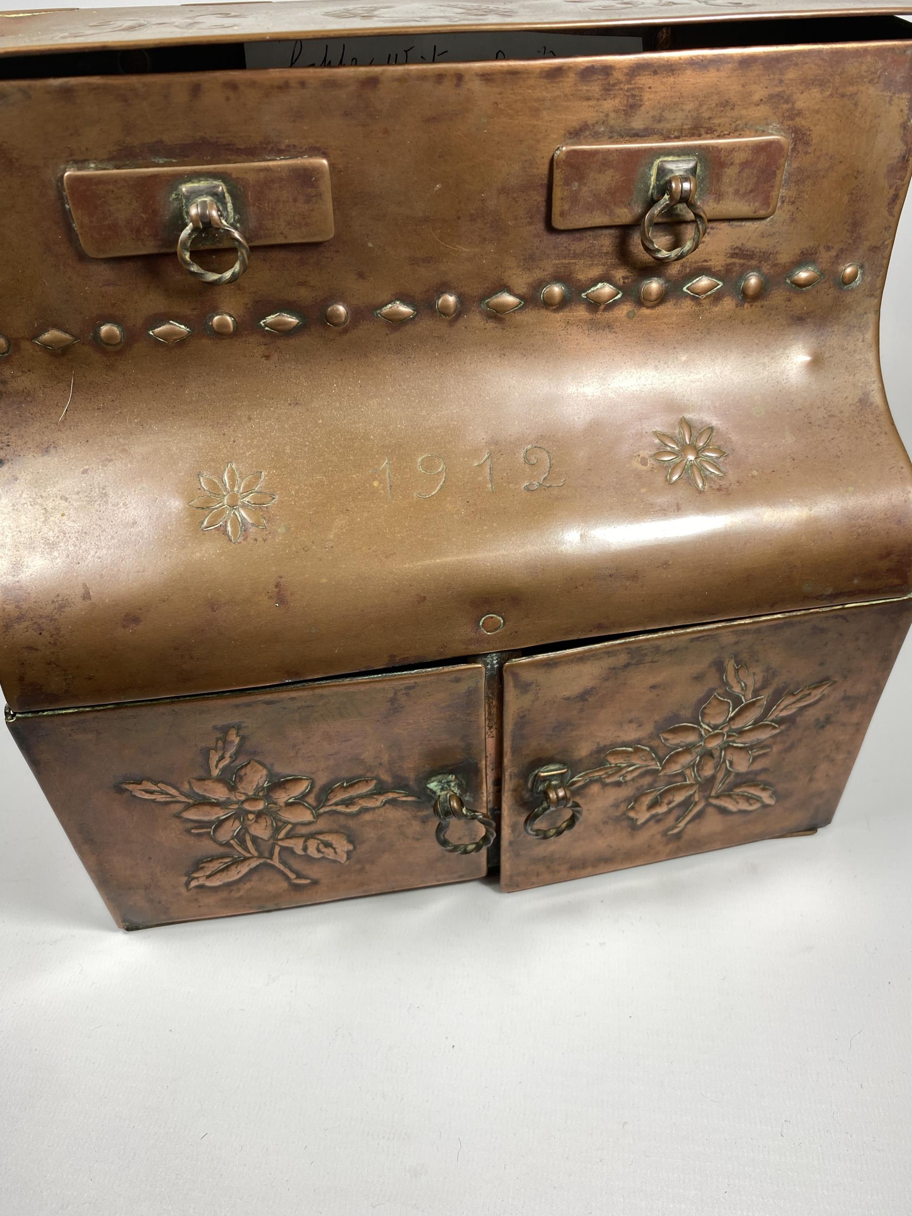 AN ARTS AND CRAFTS 1912 COPPER DESKSTAND WITH LIFT UP TOP SECTION, TWO SMALL DRAWERS AND LOWER DOORS - Image 3 of 7