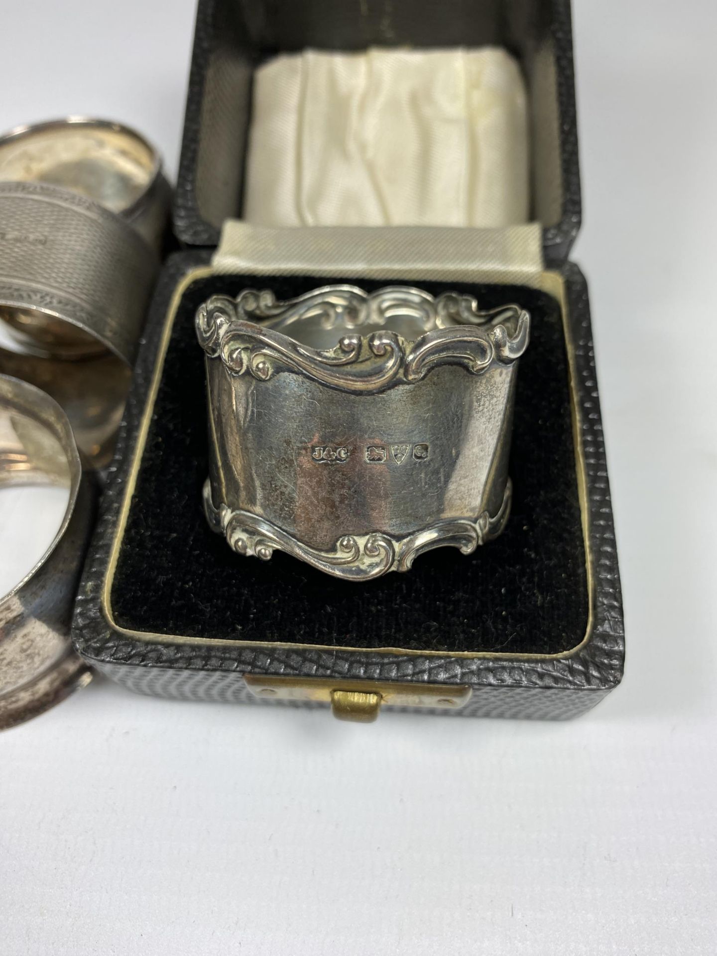FOUR ASSORTED HALLMARKED SILVER NAPKIN RINGS TO INCLUDE A BOXED CHESTER HALLMARKED EXAMPLE, TOTAL - Image 2 of 3