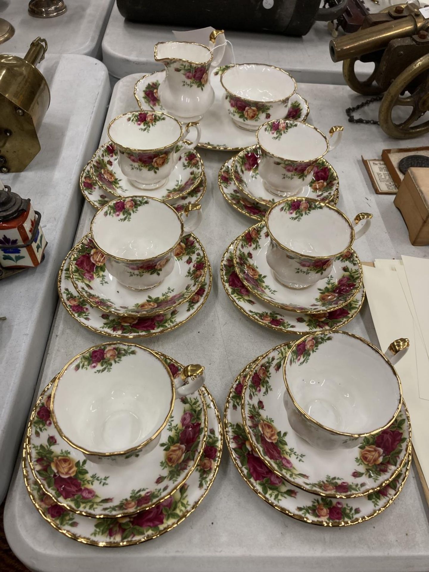 A QUANTITY OF ROYAL ALBERT 'COLD COUNTRY ROSES' TO INCLUDE CUPS, SAUCERS, SIDE PLATES, A CREAM