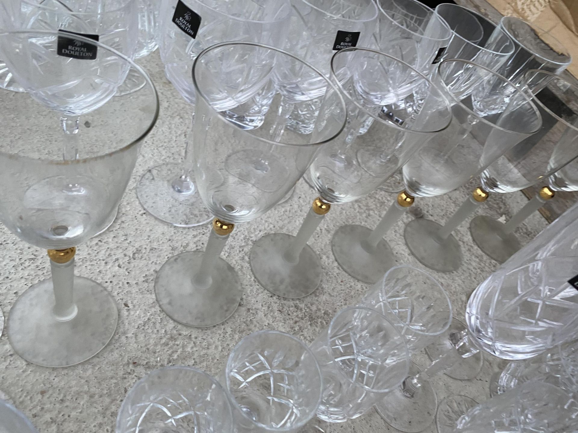 A LARGE ASSORTMENT OF MAINLY CRYSTAL GLASS WARE TO INCLUDE DECANTERS, WINE GLASSES AND CHAMPAGNE - Bild 4 aus 5