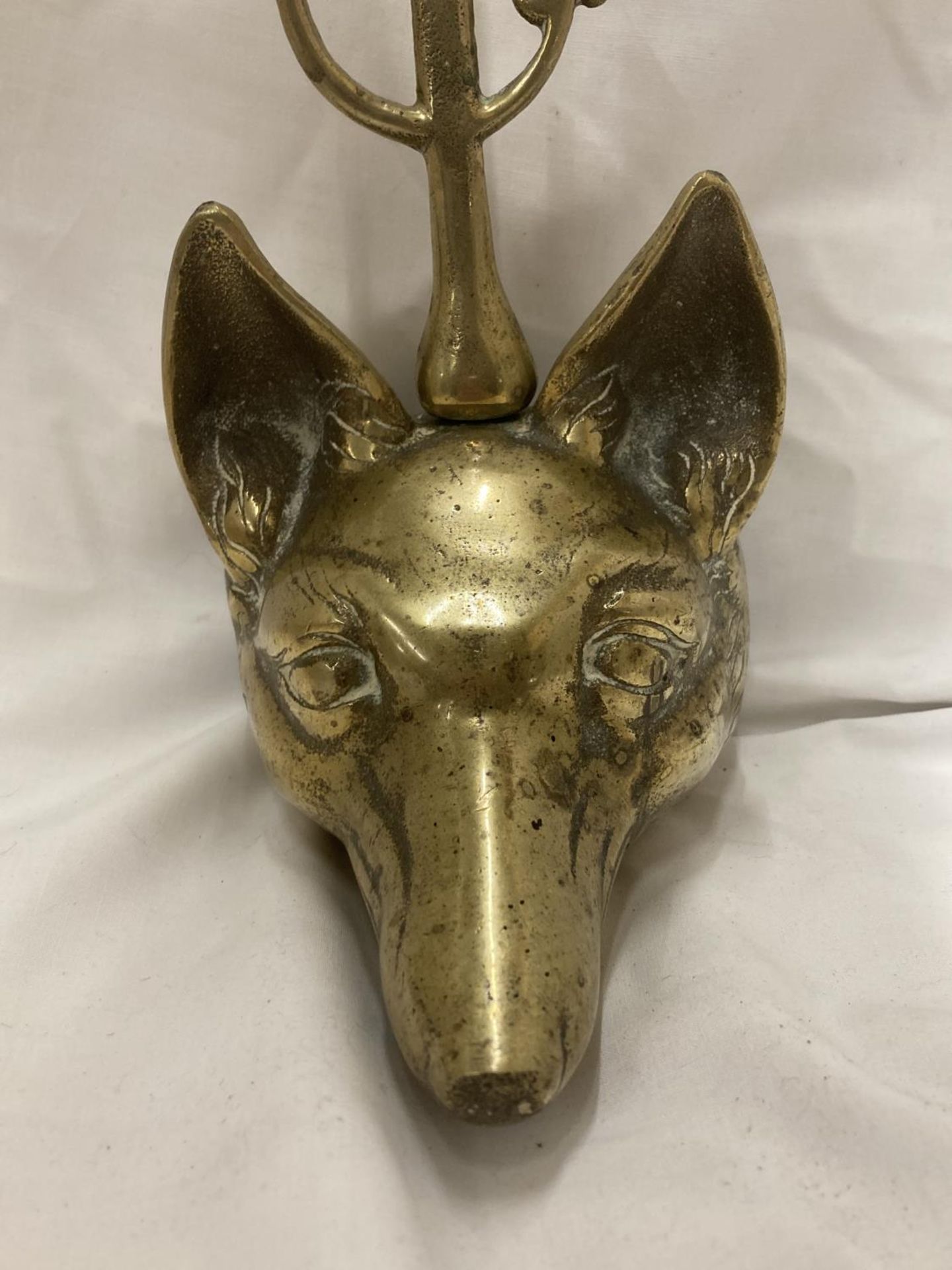 A VINTAGE BRASS FOX AND WHIP DOORSTOP HEIGHT 43CM - Image 2 of 3