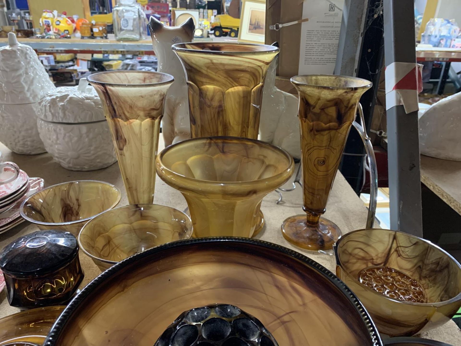 A LARGE QUANTITY OF AMBER GLASSWARE TO INCLUDE VASES, BOWLS, FROGS, ETC - Image 3 of 4