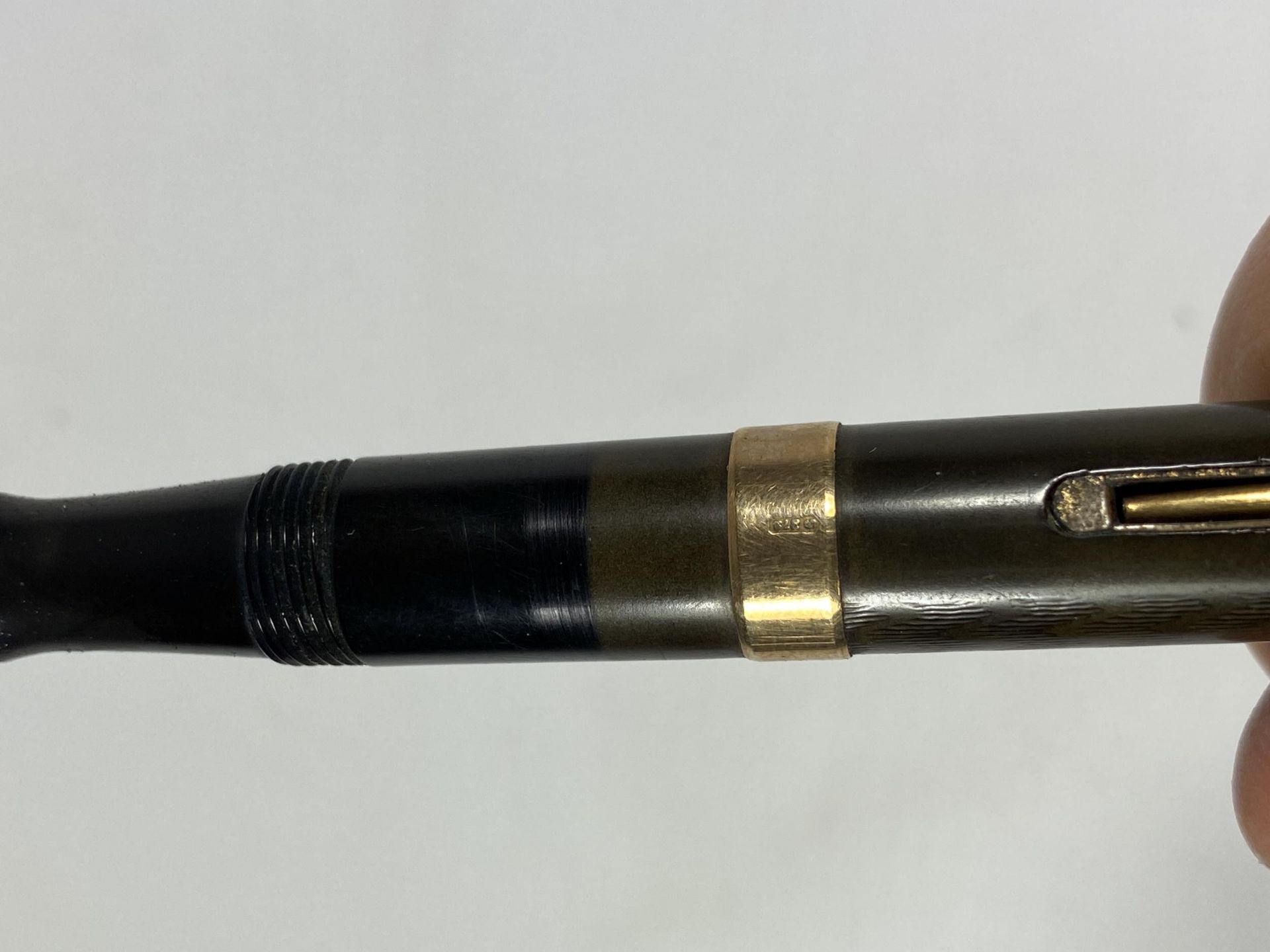 A VINTAGE WATERMANS FOUNTAIN PEN WITH 9CT YELLOW GOLD BAND - Bild 4 aus 4