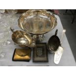 A QUANTITY OF SILVER PLATED ITEMS TO INCLUDE A TAZZA BOWL, SAUCE AND CREAM JUGS, PHOTO FRAME AND