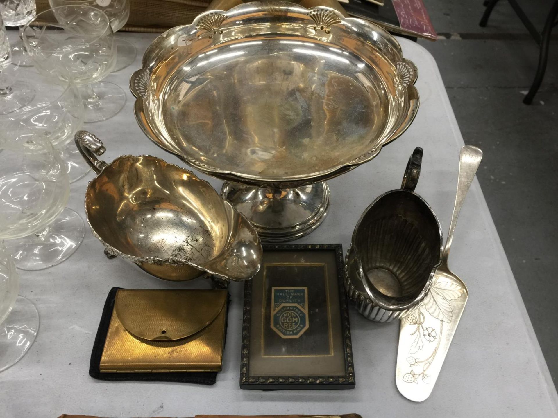 A QUANTITY OF SILVER PLATED ITEMS TO INCLUDE A TAZZA BOWL, SAUCE AND CREAM JUGS, PHOTO FRAME AND