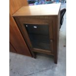 AN ELM ERCOL DISPLAY CABINET, 24.5" WIDE