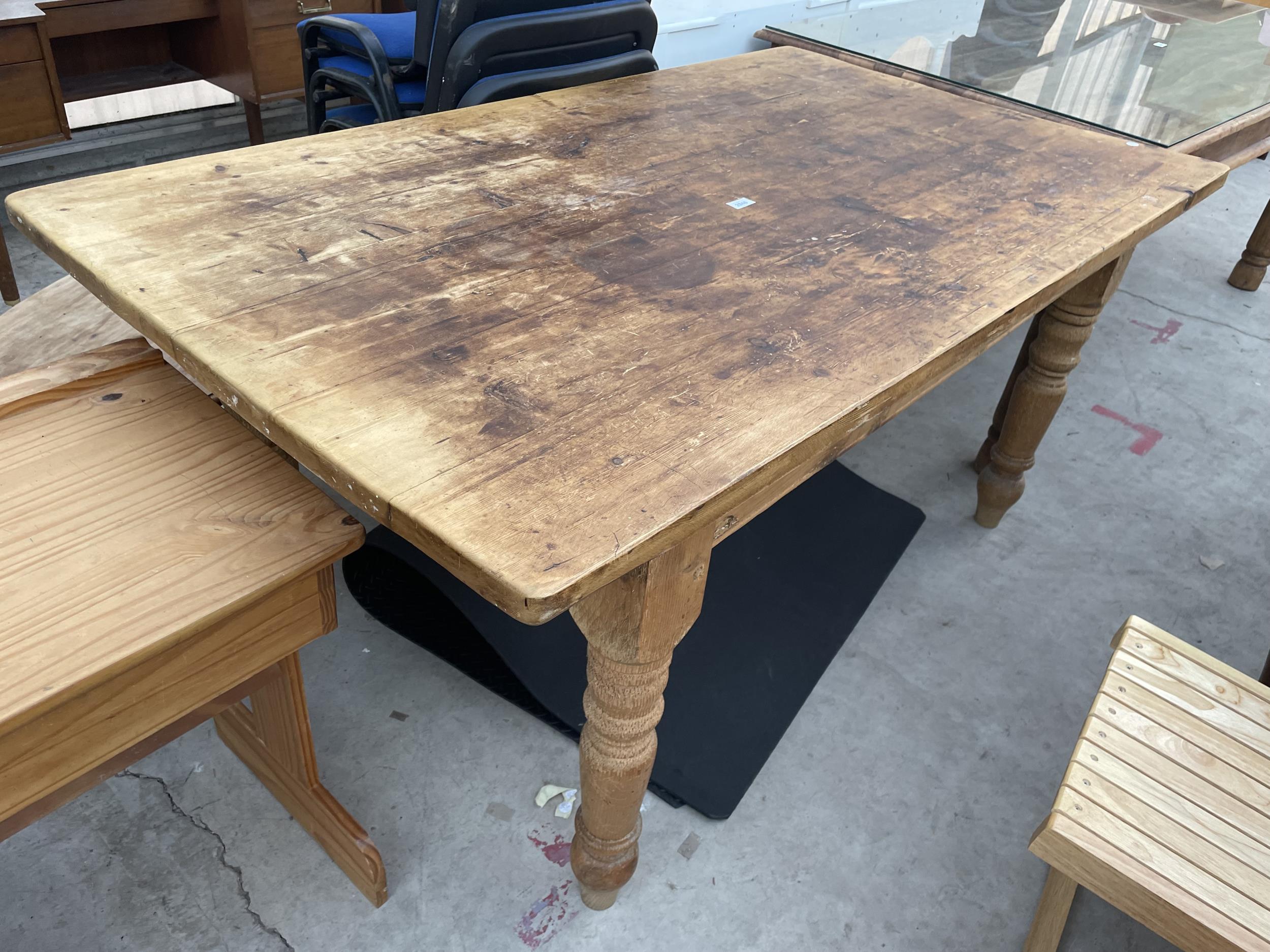 A VICTORIAN STYLE PINE KITCHEN TABLE ON TURNED LEGS, 60X36"