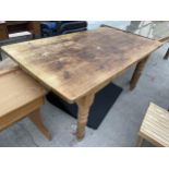 A VICTORIAN STYLE PINE KITCHEN TABLE ON TURNED LEGS, 60X36"
