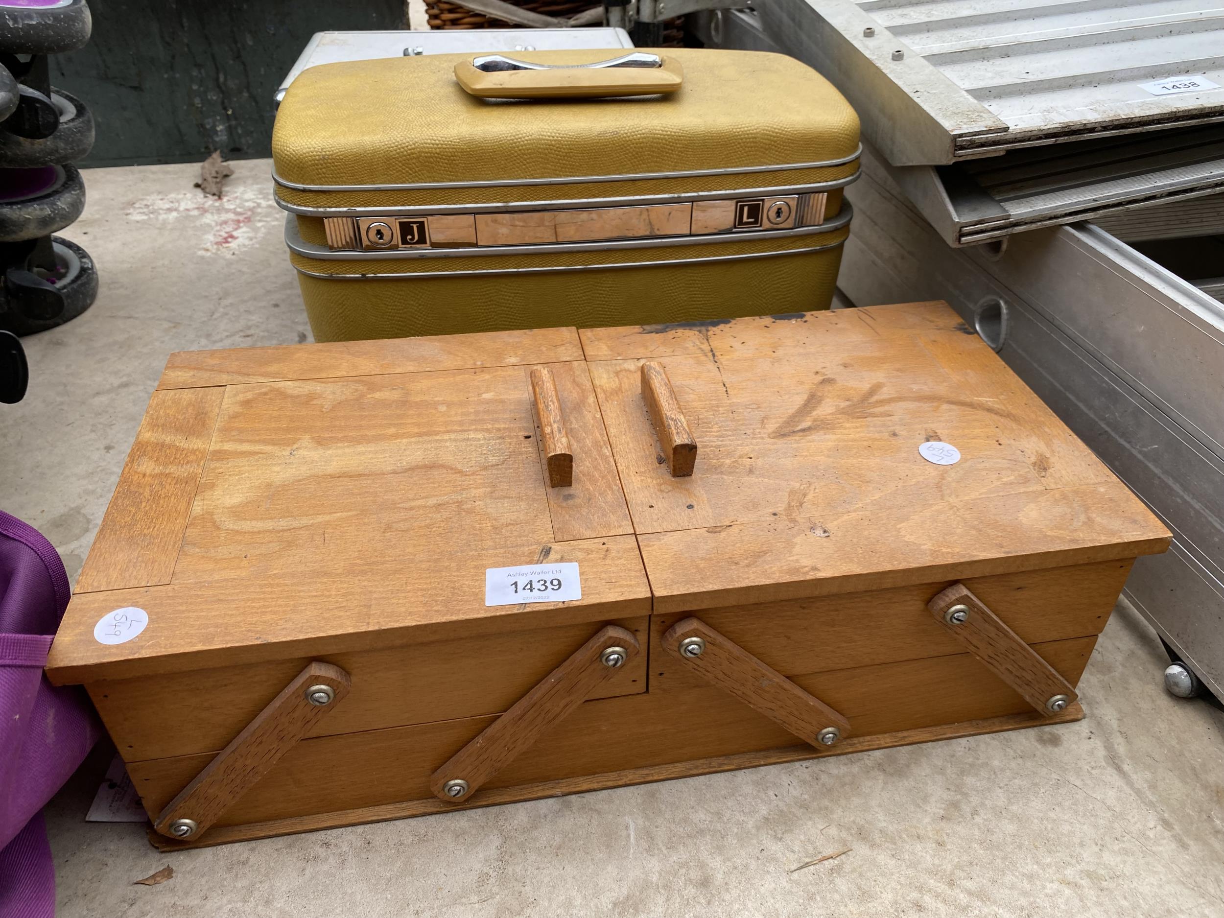 A VINTAGE WOODEN SEWING BOX, A RETRO VANITY CASE AND A FURTHER VANITY CASE - Image 2 of 4