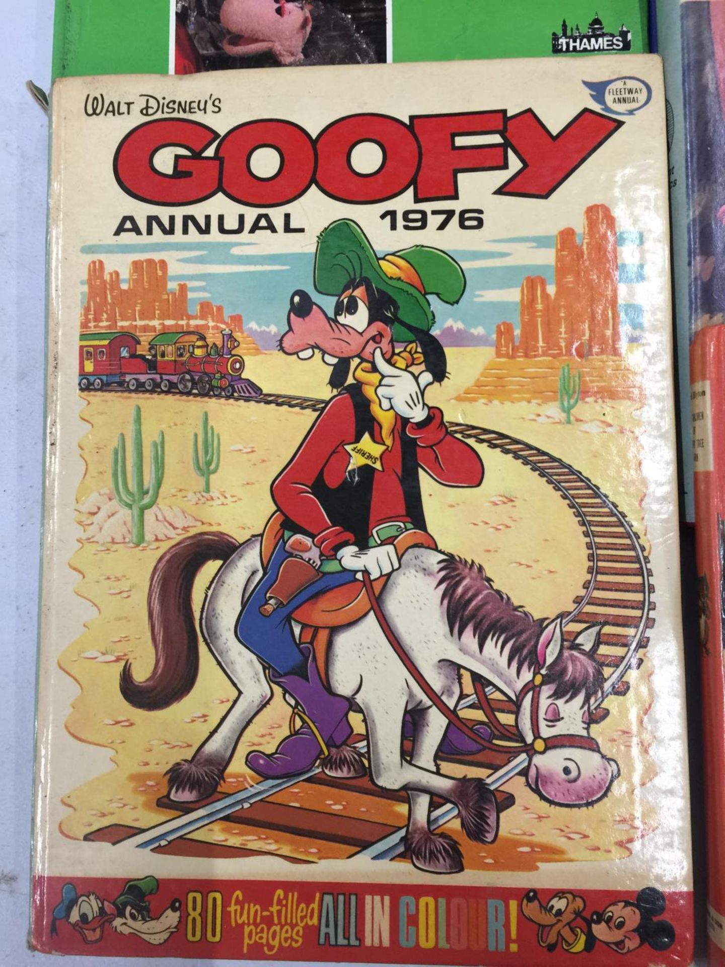 A QUANTITY OF VINTAGE BOOKS TO INCLUDE CAPTAIN PUGWASH, GOOFY ANNUAL, RAINBOW, ENID BLYTON, PLUS TWO - Image 2 of 5