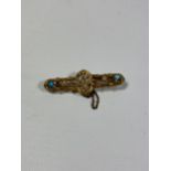 A 9CT YELLOW GOLD VINTAGE BROOCH WITH SEED PEARL AND TURQUOISE STONE DESIGN, WEIGHT 3.13G