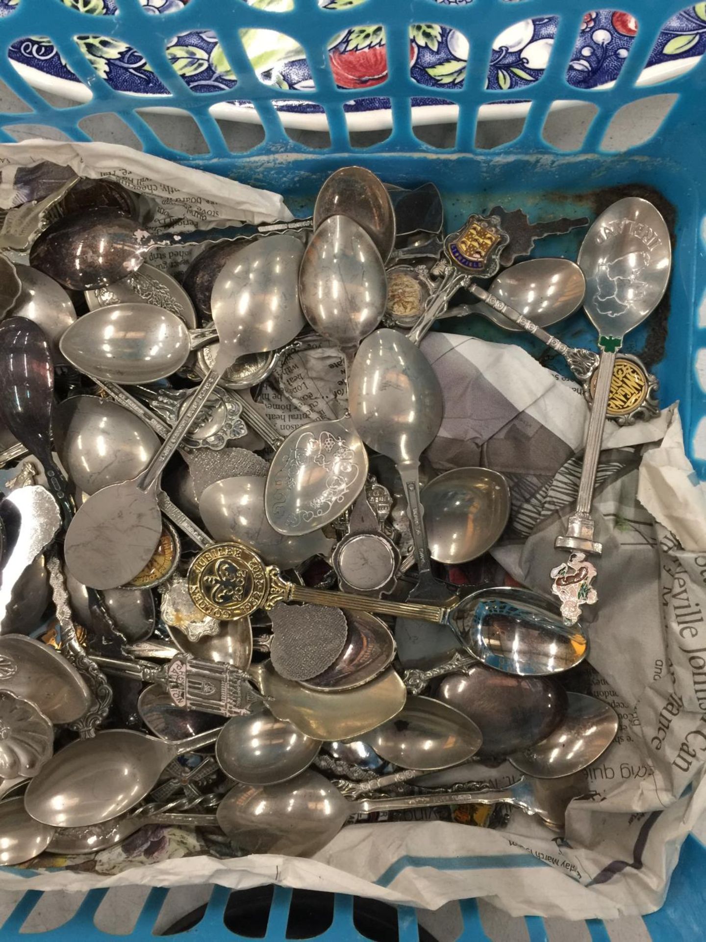 A LARGE COLLECTION OF SOUVENIR TEASPOONS - Image 3 of 3