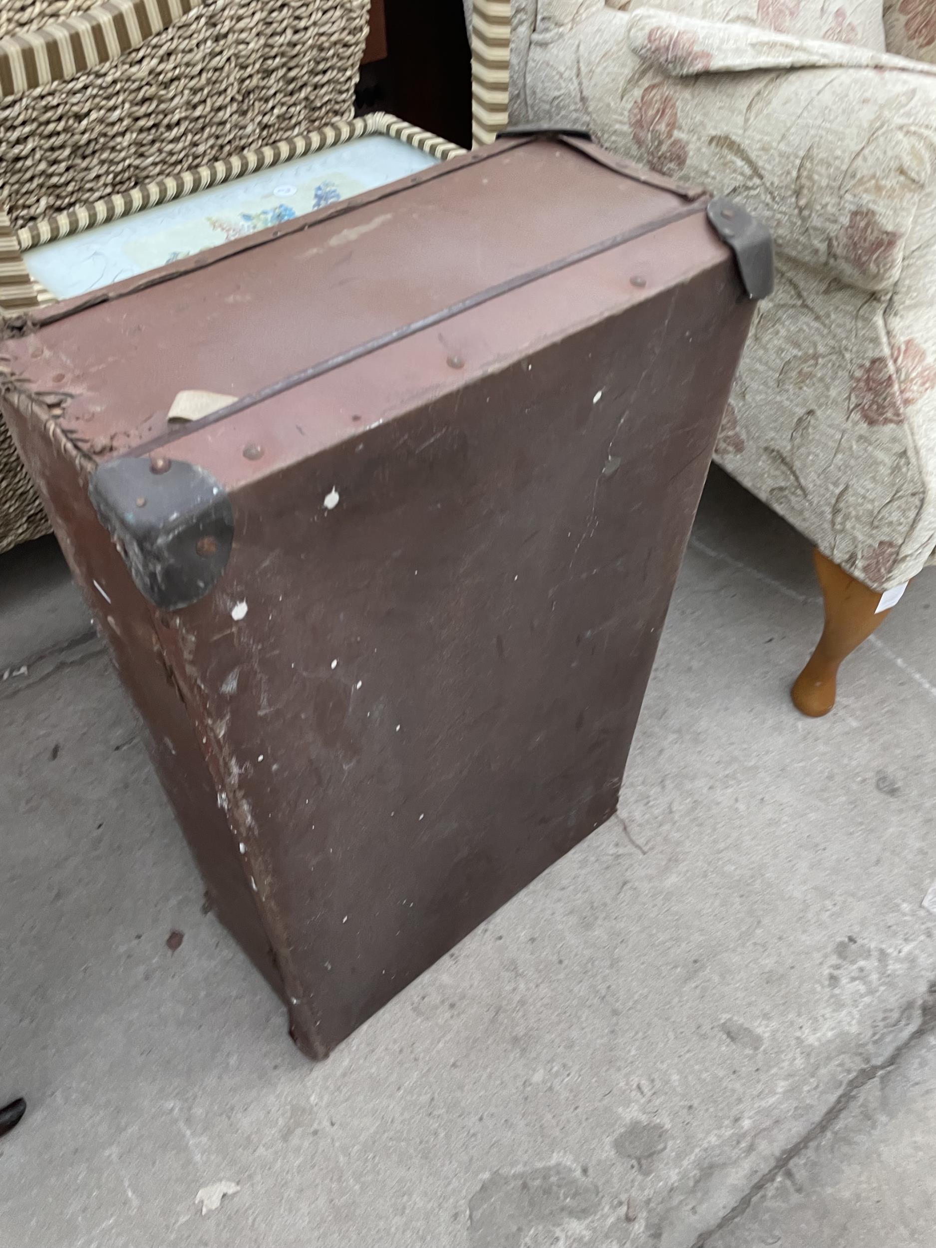 A MID 20TH CENTURY MAHOGANY TILT-TOP FIRESCREEN/TABLE WITH WOOLWORK TOP, 1960'S FOLDING AFTERNOON - Image 3 of 4