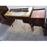 A MID 20TH CENTURY WALNUT DRESSING TABLE AND LOCKER