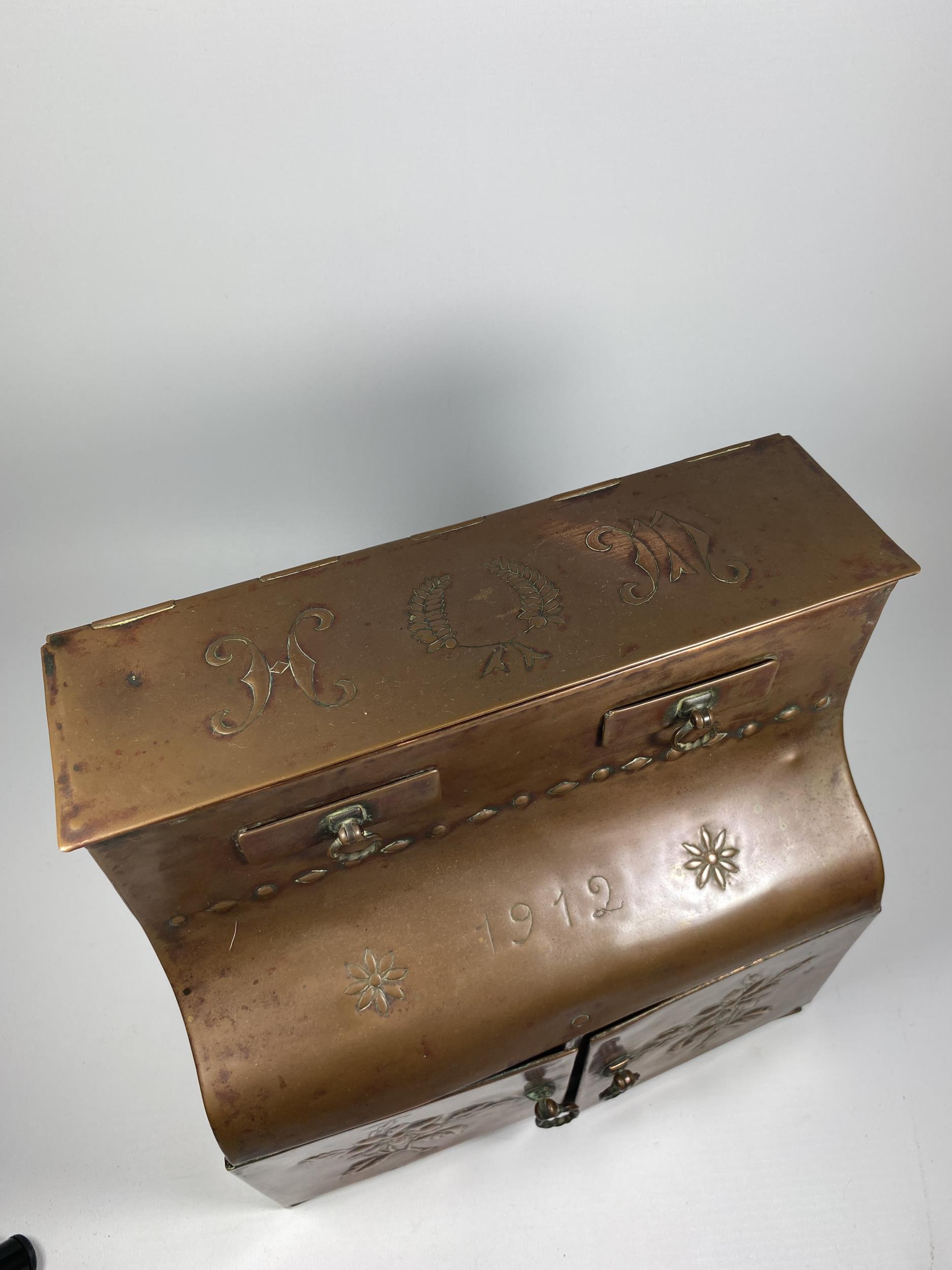 AN ARTS AND CRAFTS 1912 COPPER DESKSTAND WITH LIFT UP TOP SECTION, TWO SMALL DRAWERS AND LOWER DOORS - Image 2 of 7