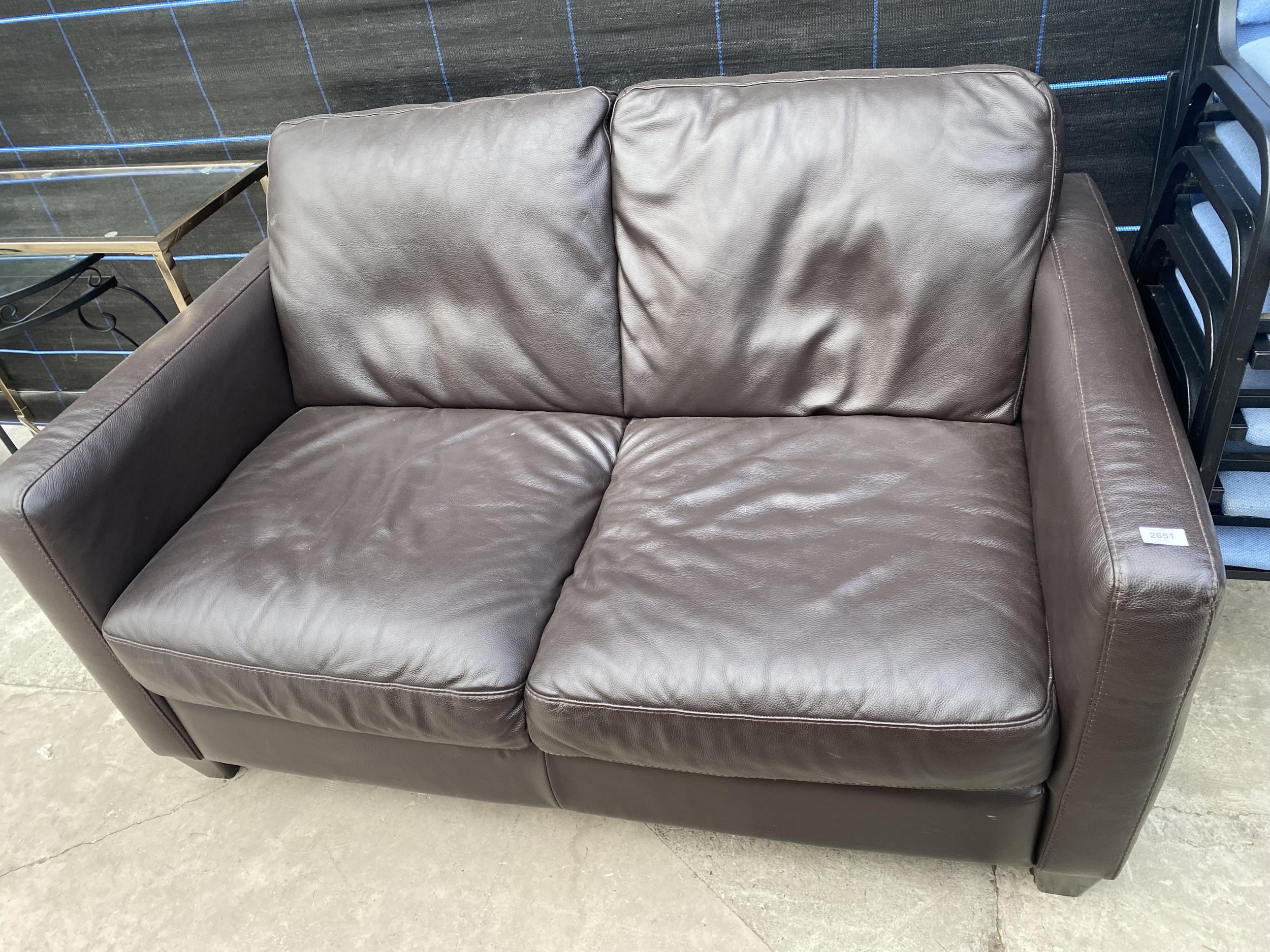 A MODERN BROWN LEATHER TWO SEATER SETTEE