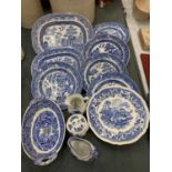 A QUANTITY OF BLUE AND WHITE PLATES TO INCLUDE WILLOW PATTERN PLUS JUGS AND A COVERED SUGAR BOWL