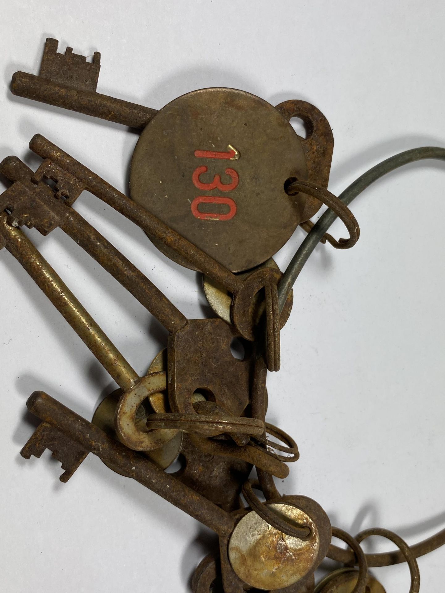 A SET OF VINTAGE POST BOX KEYS - Bild 2 aus 2