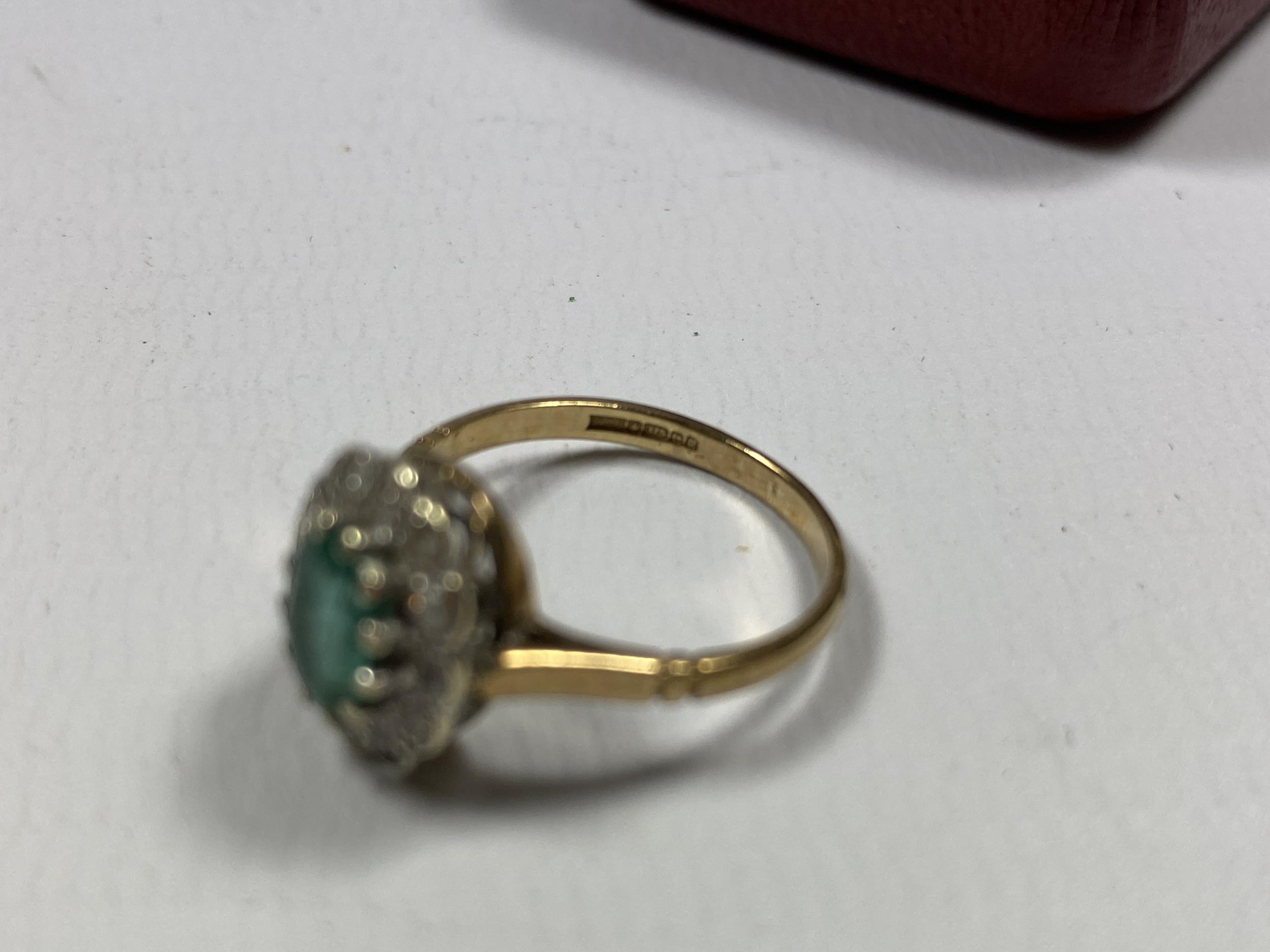 AN EMERALD AND DIAMOND CLUSTER RING WITH 9CT YELLOW GOLD SHANK, WEIGHT 2.31G - Image 3 of 3