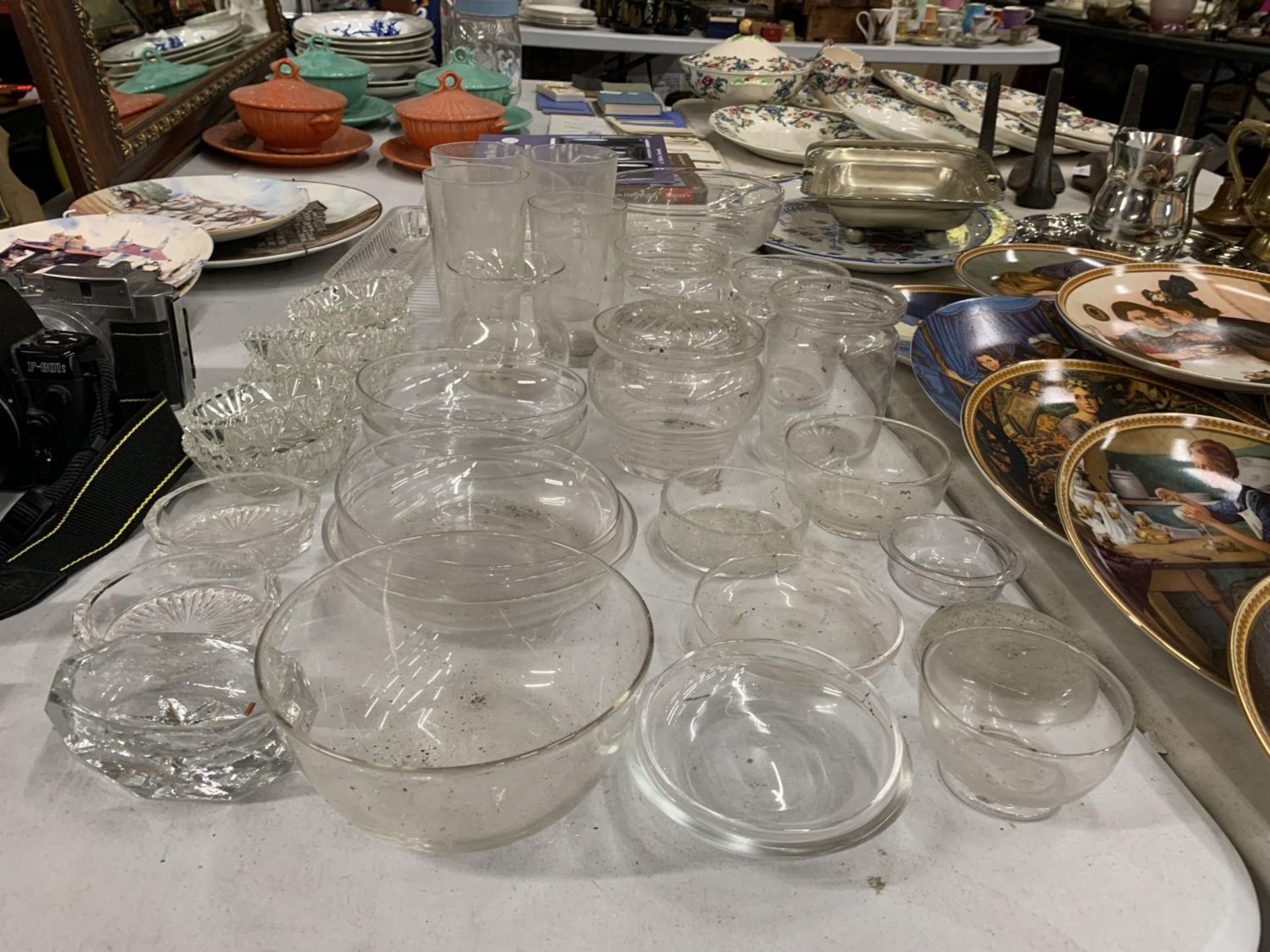 A QUANTITY OF VINTAGE GLASSWARE TO INCLUDE BOWLS, JARS, DISHES, GLASSES, ETC - Image 3 of 3