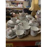 A QUANTITY OF JOHNSON BROS SUMMERFIELD POPPY DINNERWARE TO INCLUDE PLATES, CUPS, SAUCERS, PLATES,