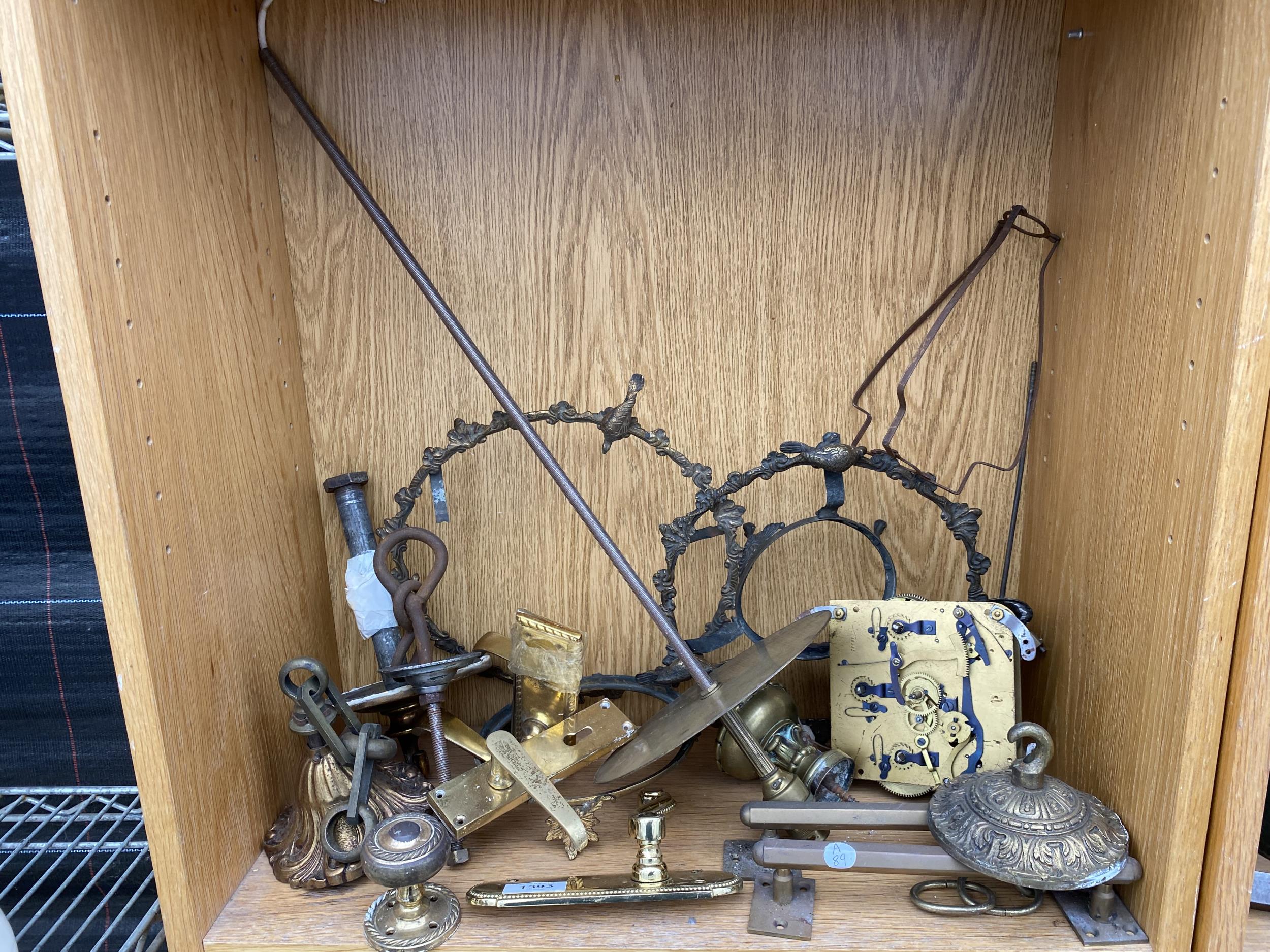 A LARGE ASSORTMENT OF BRASS ITEMS TO INCLUDE DOOR FURNITURE, A CLOCK MECHANISM AND STANDS ETC