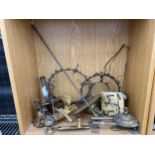 A LARGE ASSORTMENT OF BRASS ITEMS TO INCLUDE DOOR FURNITURE, A CLOCK MECHANISM AND STANDS ETC
