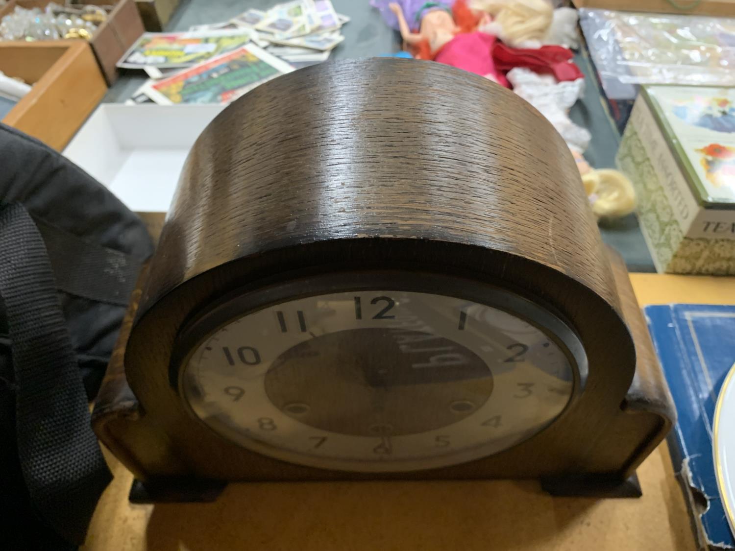 AN ANTIQUE WESTMINSTER CHIME MANTLE CLOCK WITH KEY AND PENDULUM - Image 3 of 3