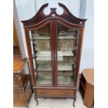 AN EDWARDIAN MAHOGANY TWO DOOR GLAZED DISPLAY CABINET WITH DRAWER TO BASE ON CABRIOLE LEGS, 33" WIDE