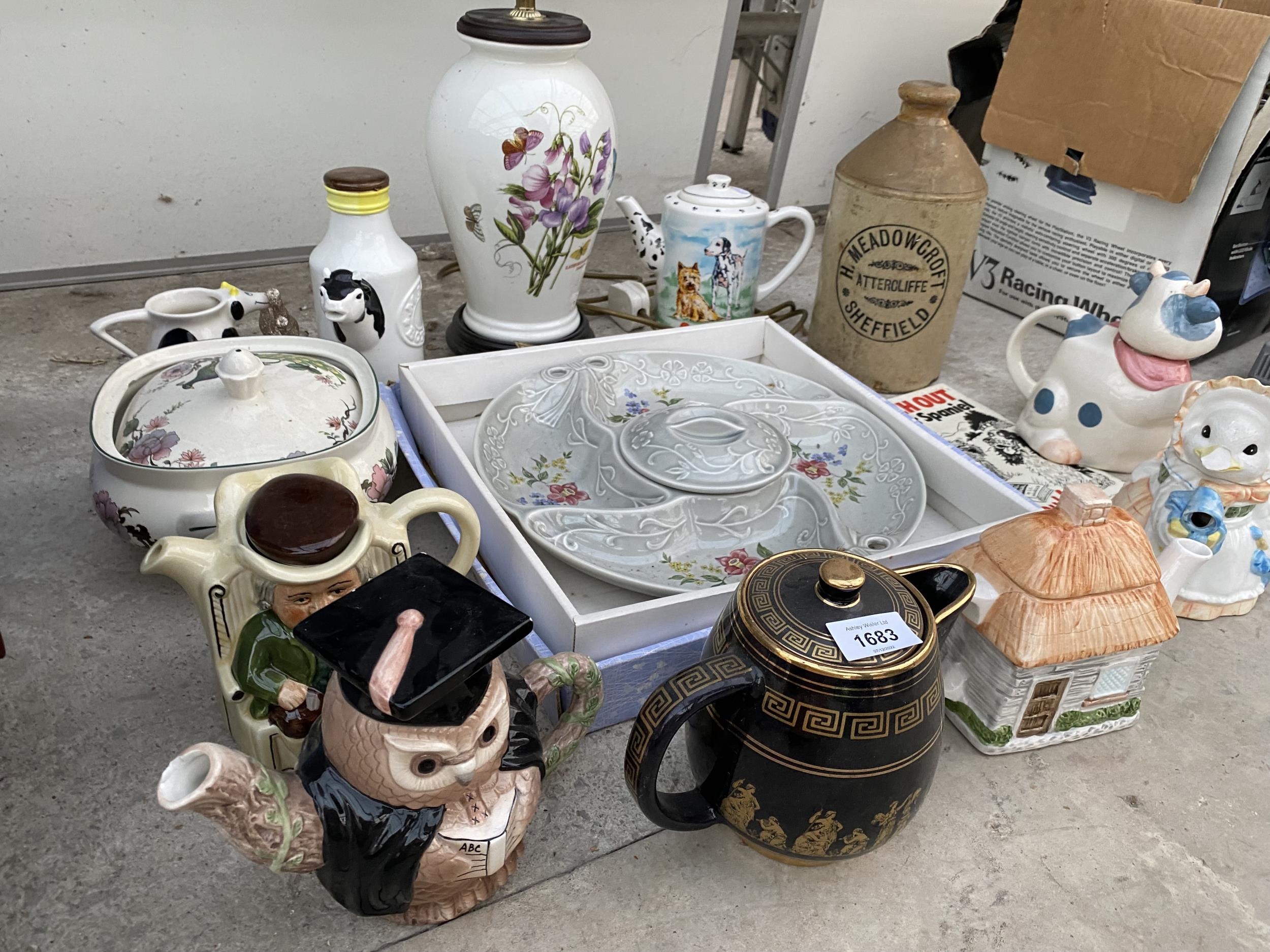 AN ASSORTMENT OF CERAMIC ITEMS TO INCLUDE CHARACTER TEAPOTS, A TABLE LAMP AND AN EARTHENWARE FLAGGON - Image 3 of 4