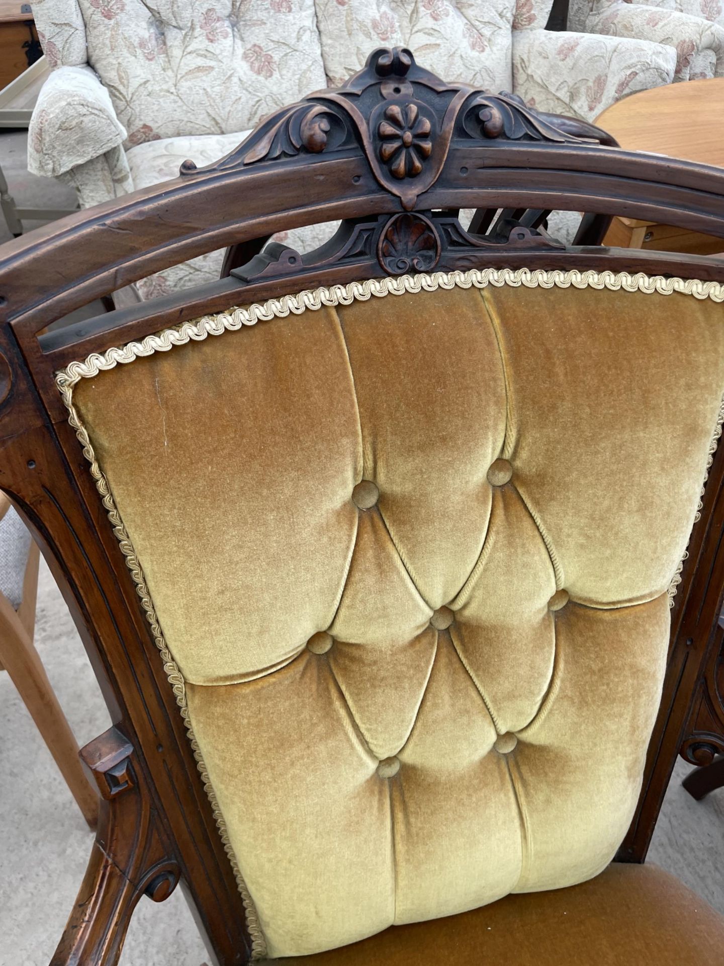 A VICTORIAN WALNUT FIRESIDE CHAIR ON TURNED AND FLUTED FRONT LEGS AND BUTTON BACKS - Image 2 of 3