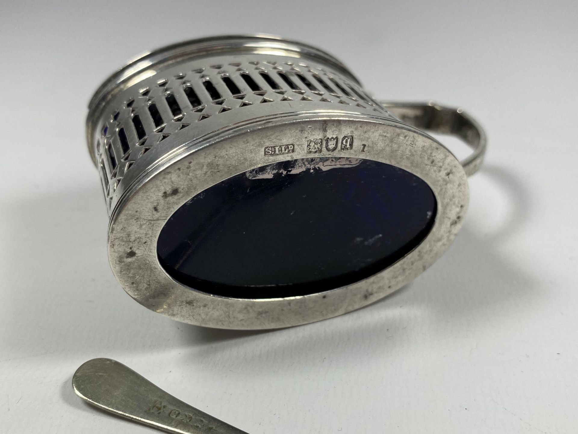 A HALLMARKED SILVER MUSTARD POT WITH LINER AND EPNS SPOON - Image 4 of 4