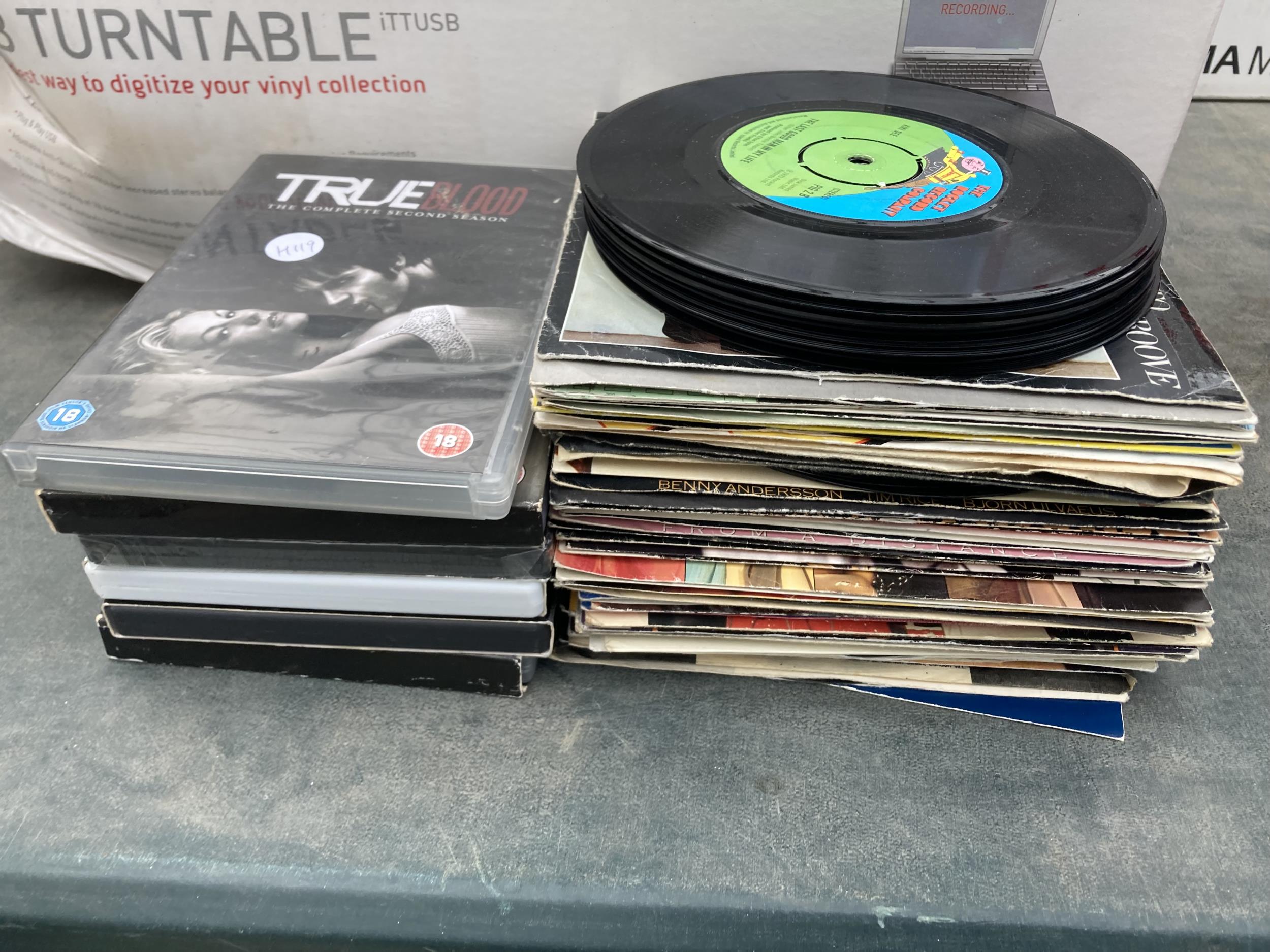 AN ION USB TURNTABLE AND AN ASSORTMENT OF 7" SINGLES - Image 3 of 4