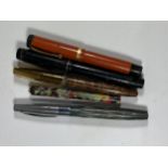 A MIXED LOT OF VINTAGE FOUNTAIN PENS TO INCLUDE PARKER DUOFOLD EXAMPLE